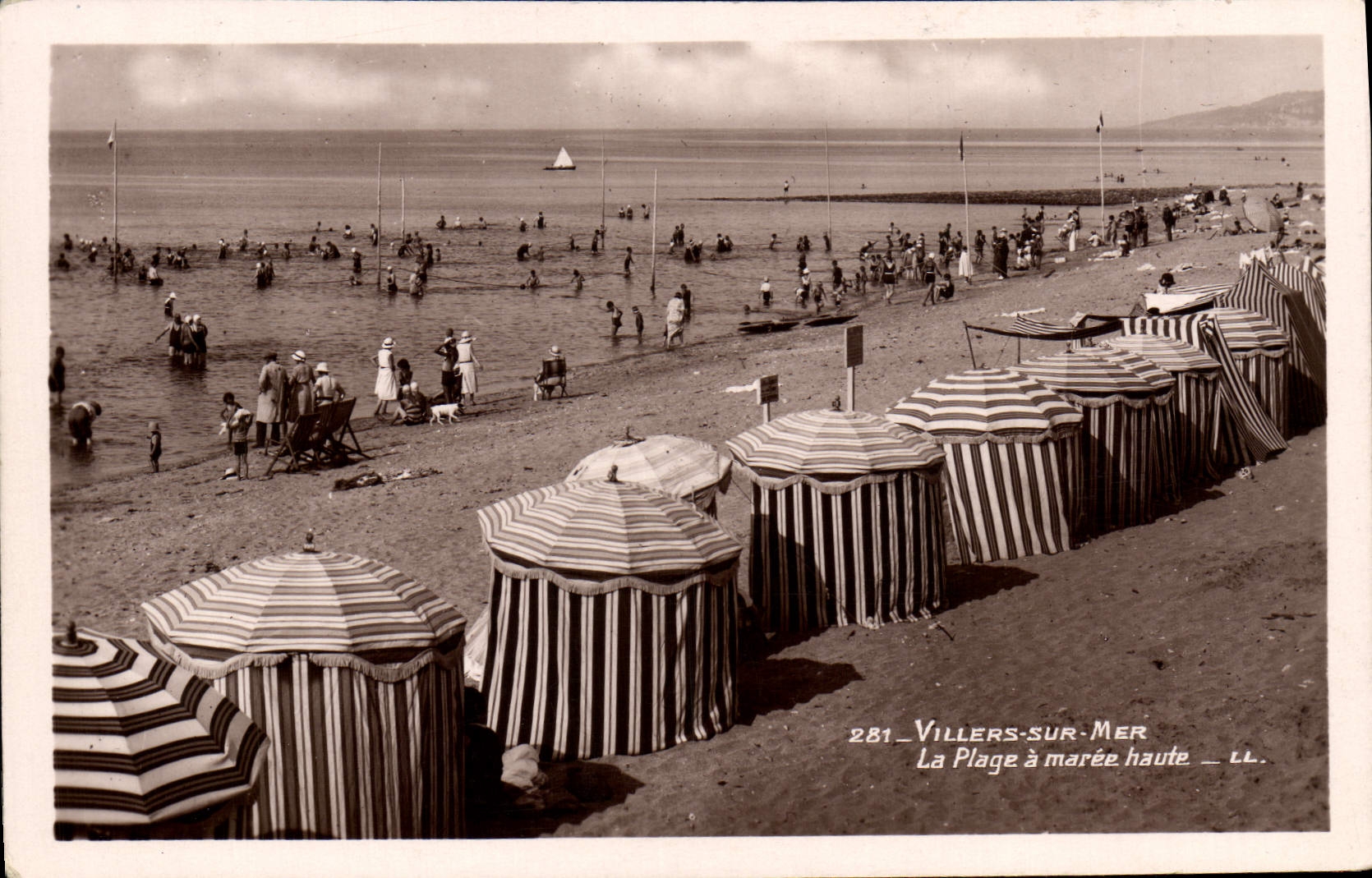 VINTAGE POSTCARD Villers On Mer the Beach has High tide