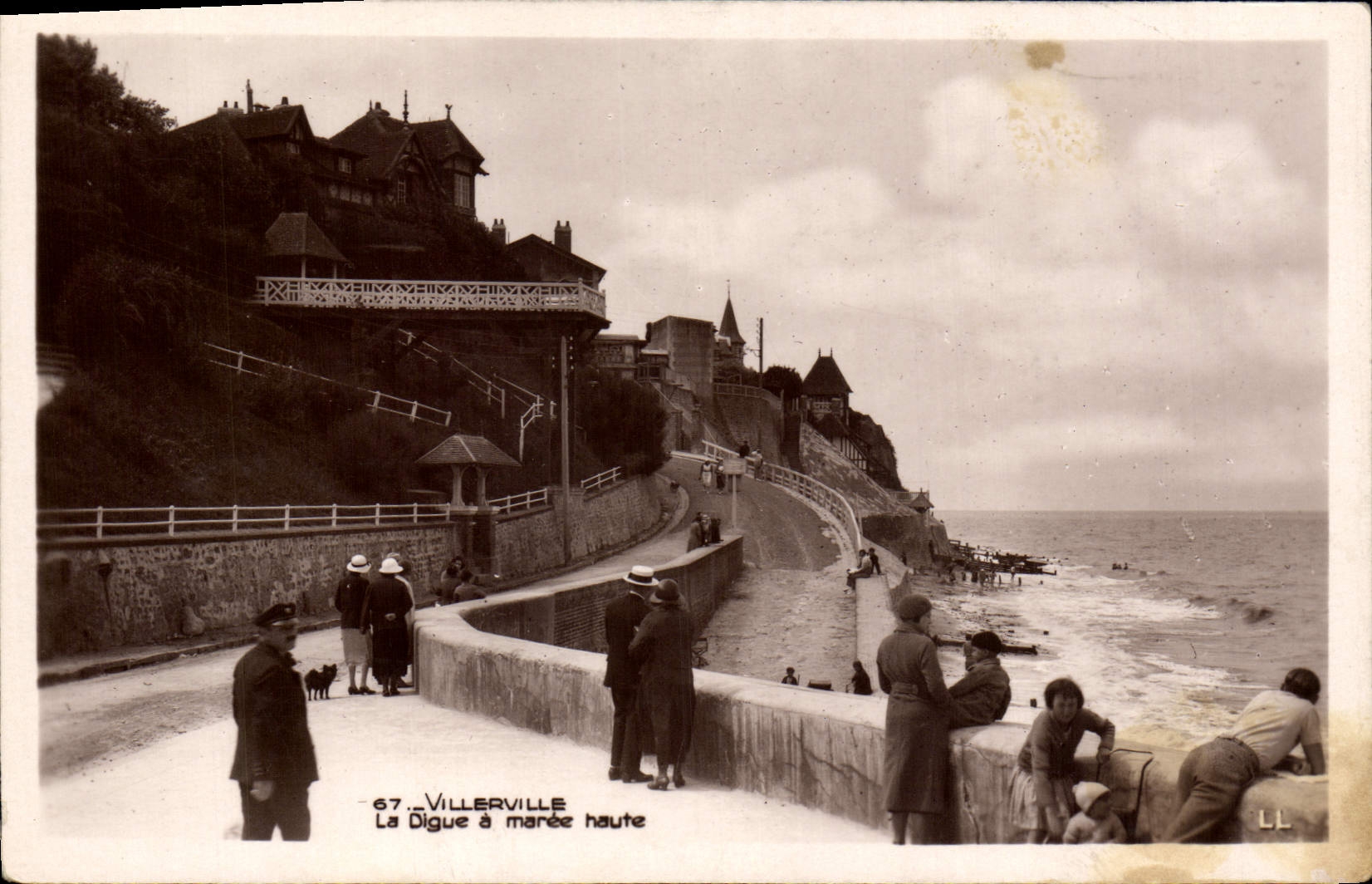 VINTAGE POSTCARD Villerville the Dam has High tide