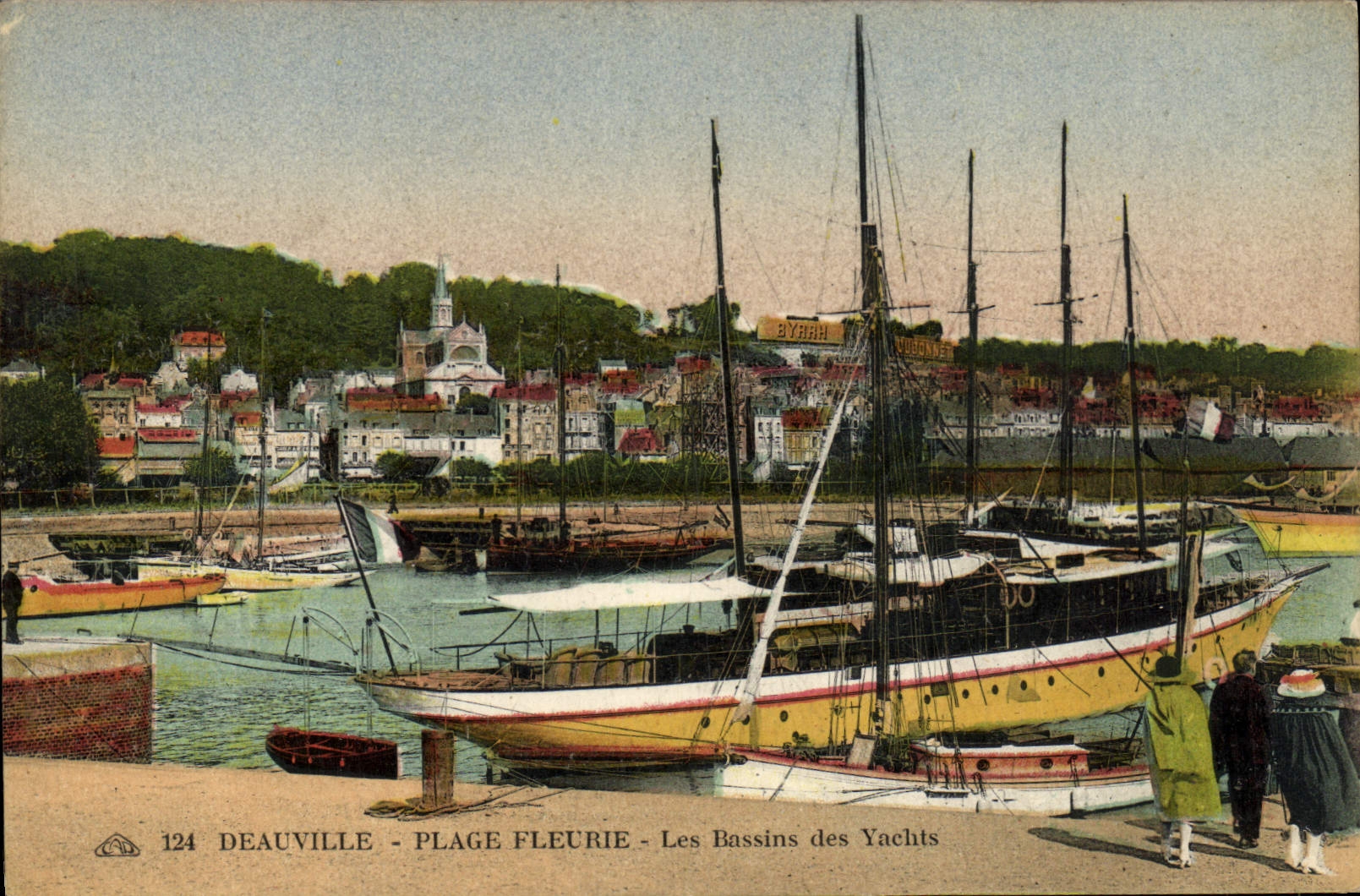 CPA Deauville Plage Fleurie Les Bassins des yachts Bateau