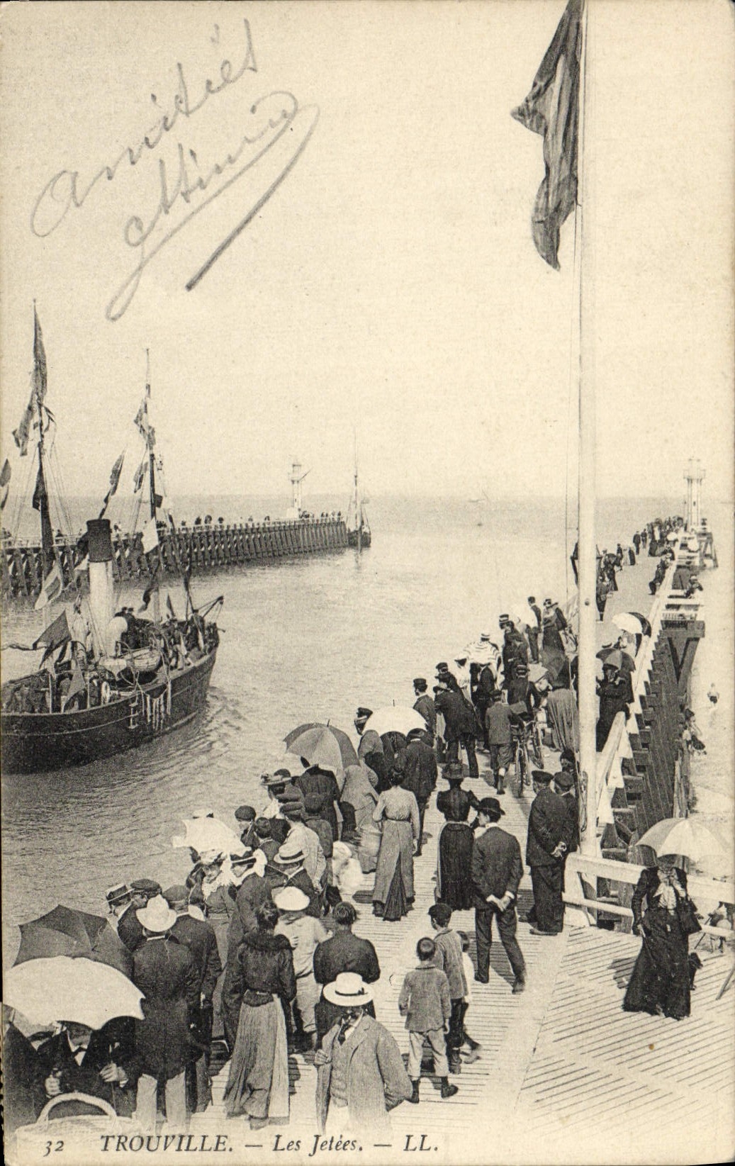 CPA Trouville Les Jetees Bateau