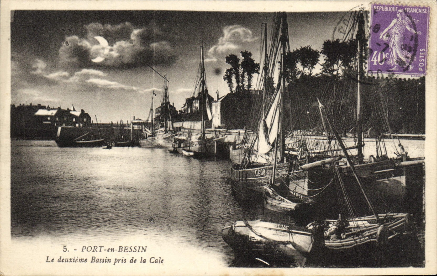 CPA Port en Bessin Le deuxieme Bassin pris de la Cale Bateaux