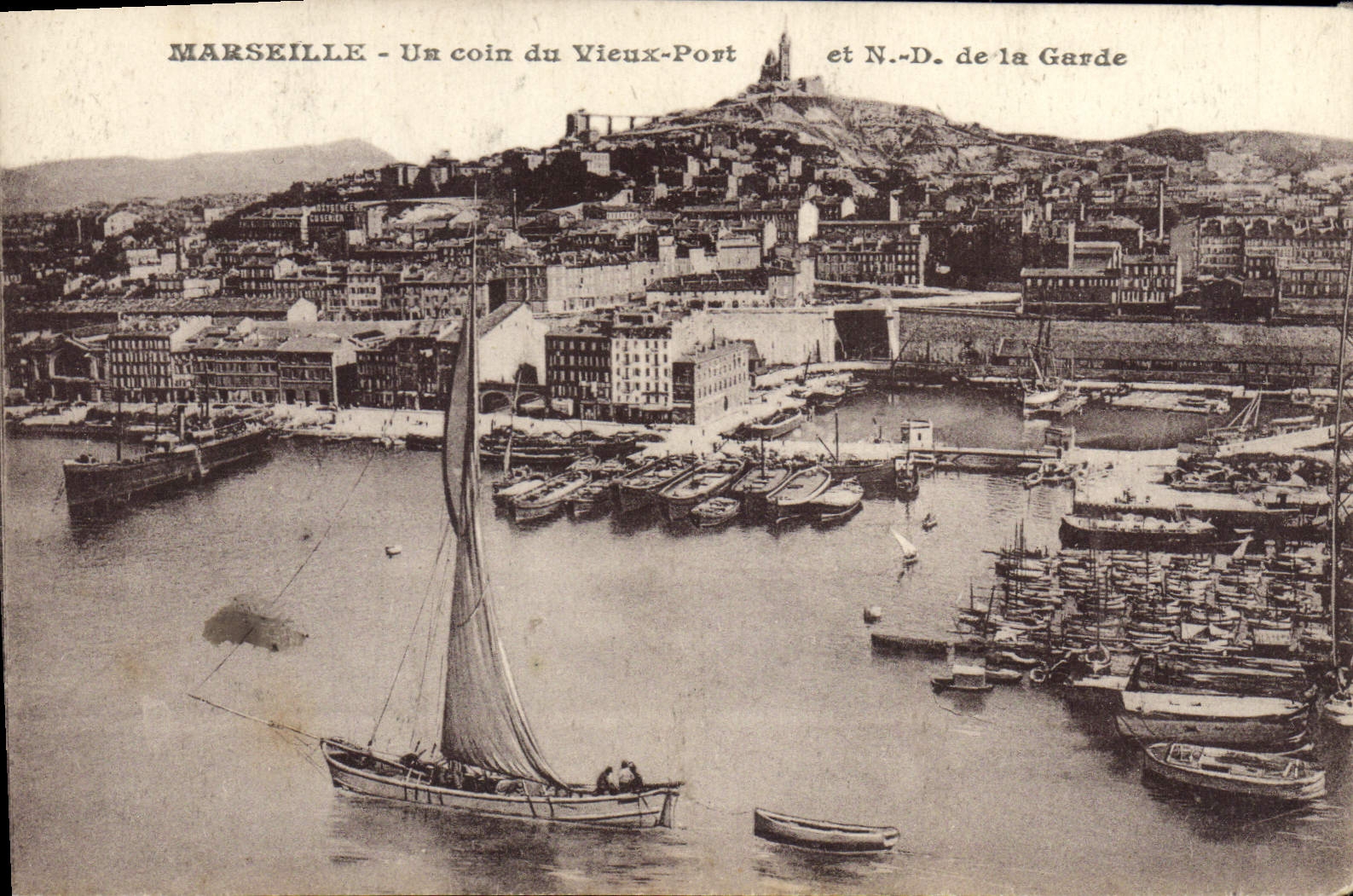 CPA Marseille Un Coin du Vieux Port et Notre Dame de la Garde Bateaux