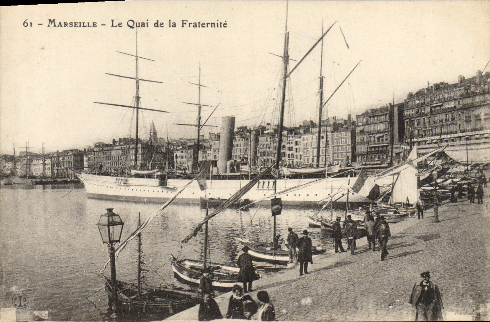 CPA Marseille Le Quai de la Fraternite Bateau