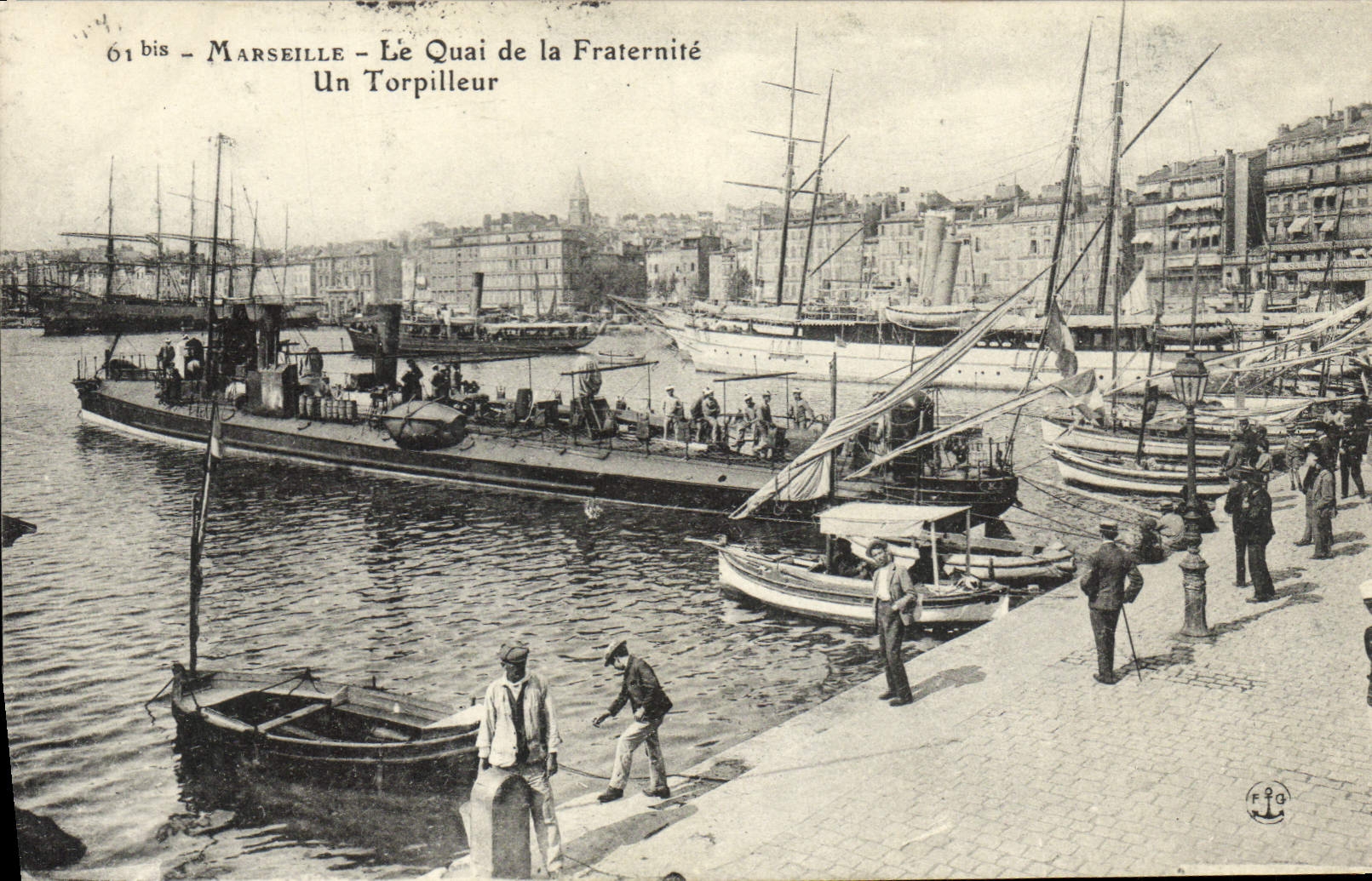 CPA Marseille Le quai de la Fraternite Un Torpilleur Bateau