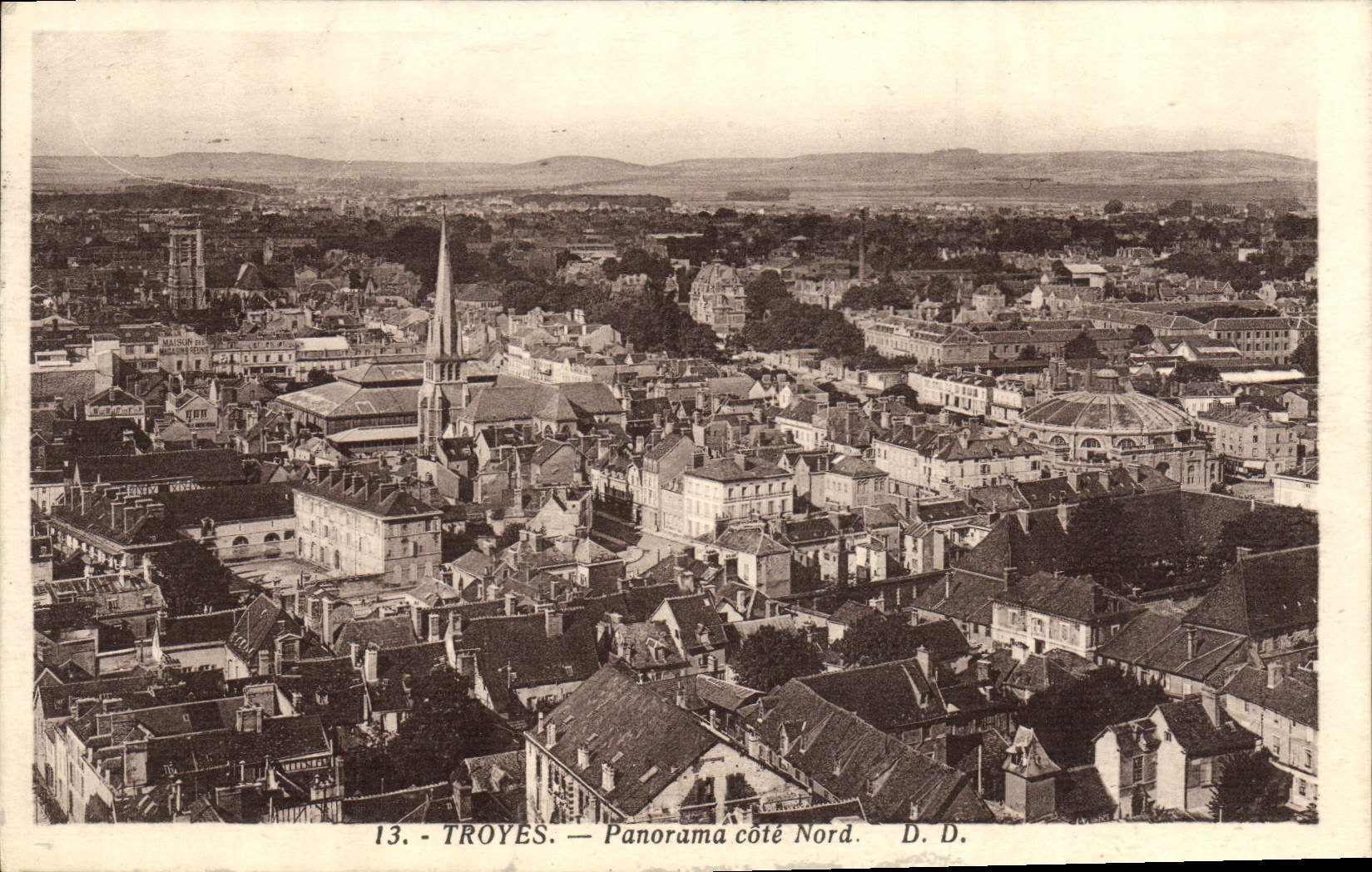 El panorama de Troyes de la POSTAL de la VENDIMIA dimensiona norteño