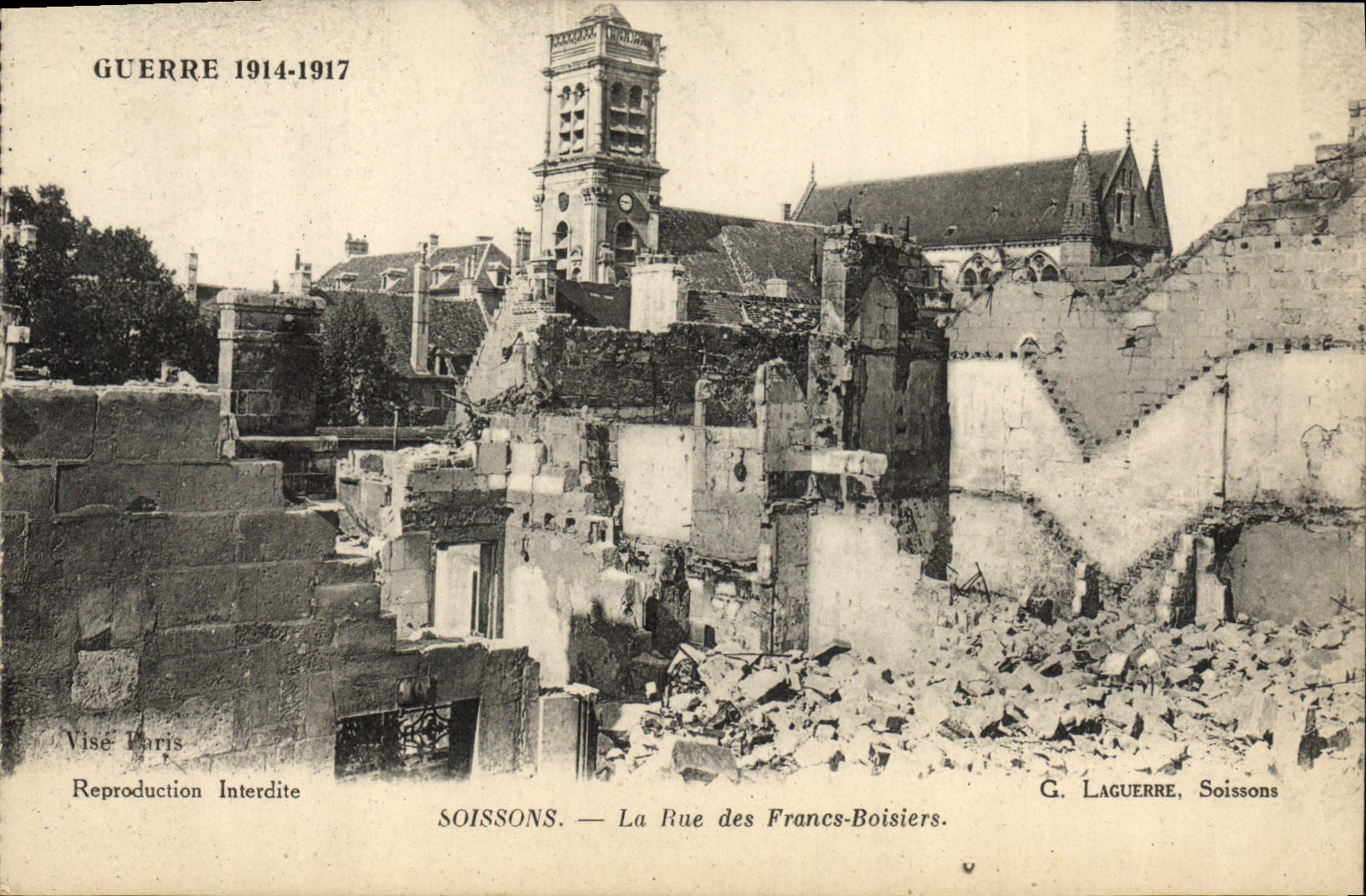 CPA Guerre Soissons La Rue Des Francs Boisiers Militaria