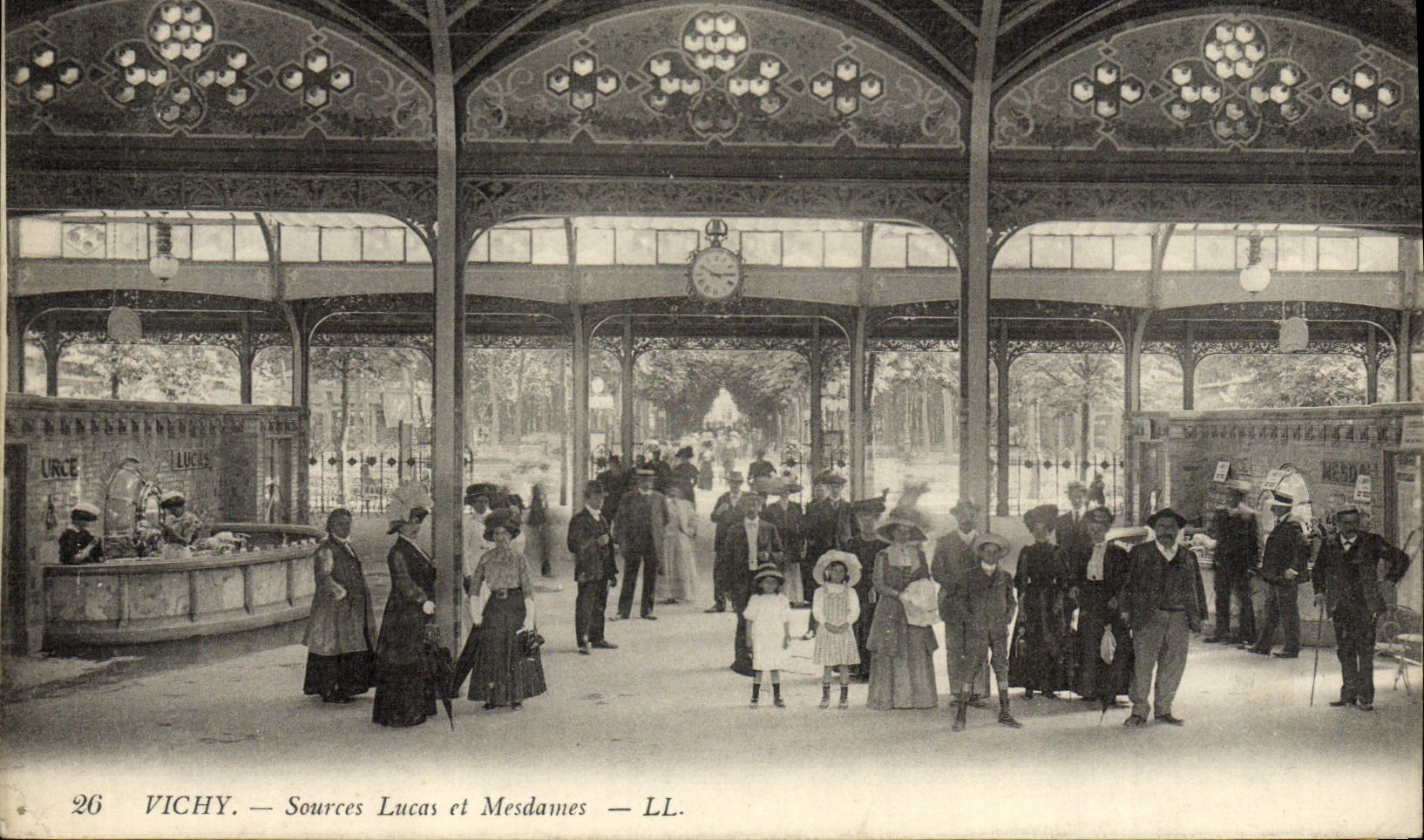 CPA Vichy Source Lucas Et Mesdames