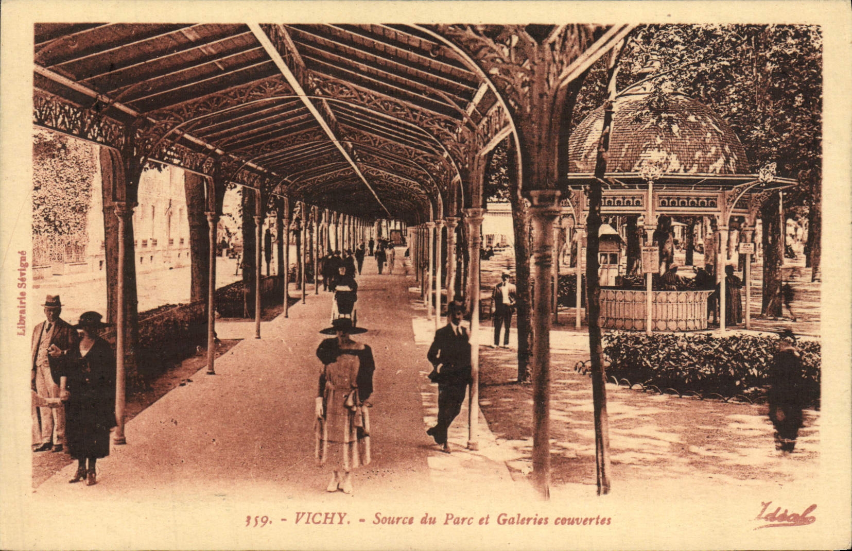 CPA Vichy Source Du Parc Et Galeries Couvertes