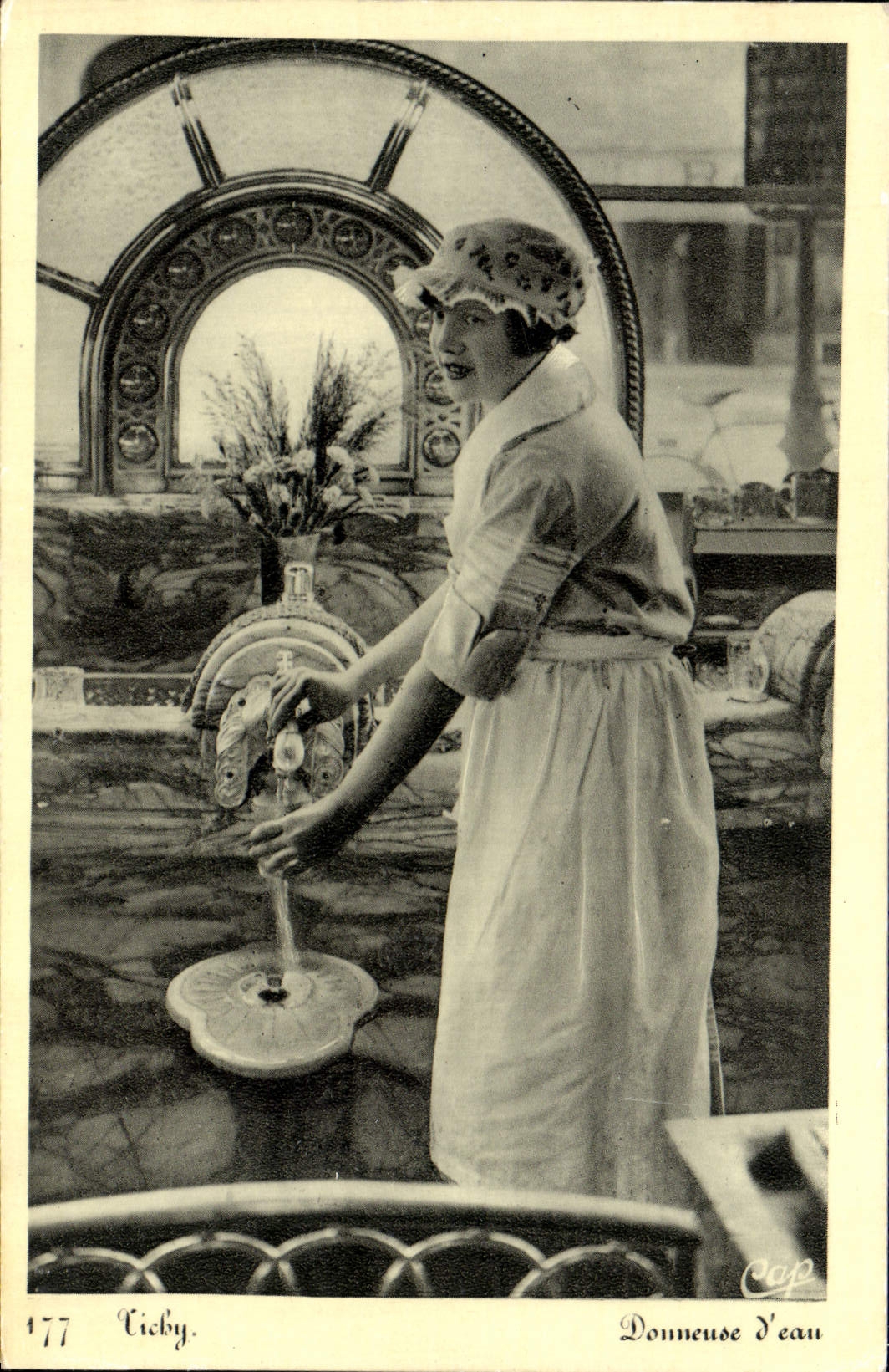 CPA Vichy Donneuse D'Eau