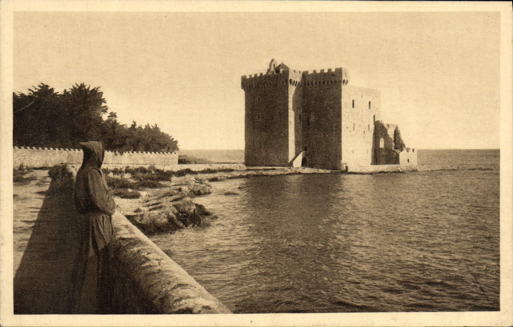 CPA Abbaye De N D De Lerins Ile Saint Honorat Moine Monastere fortifie