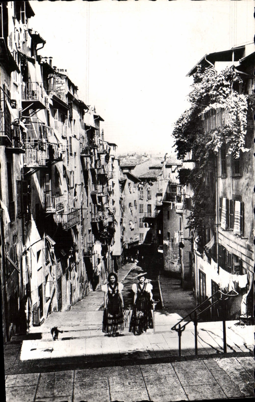 CPM Nice Une Rue Pittoresque Du Vieux Nice Folklore Femmes
