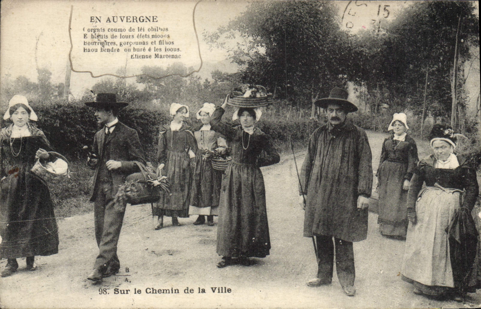 CPA En Auvergne Sur le chemin de la ville Folklore 