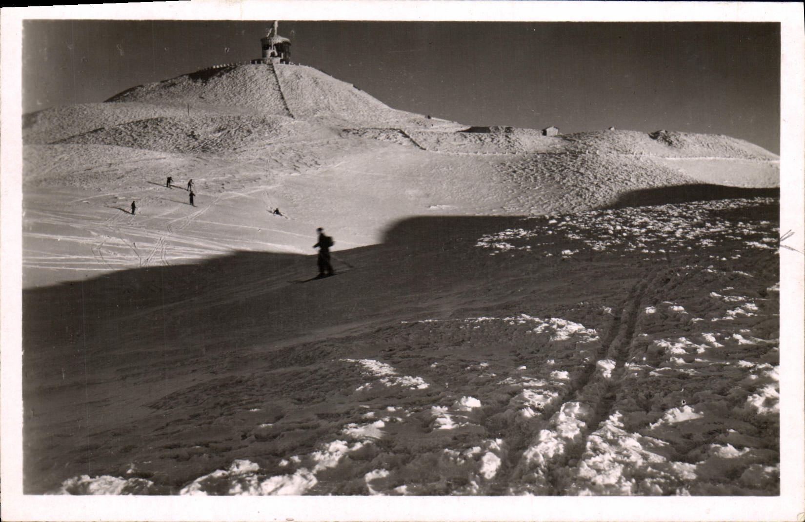 VINTAGE POSTCARD Skiers on the snow of Puy de Dome Ski