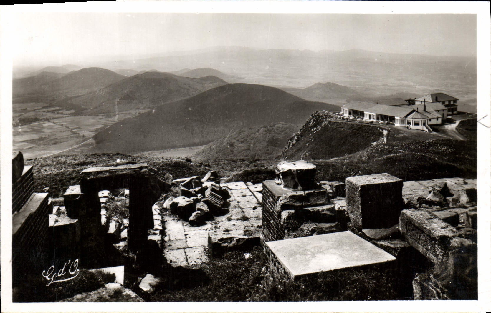 CPA L'Auvergne Sommet du Ruines du Temple de Mercure Hotel Le Dome Chaine des Puys Sud