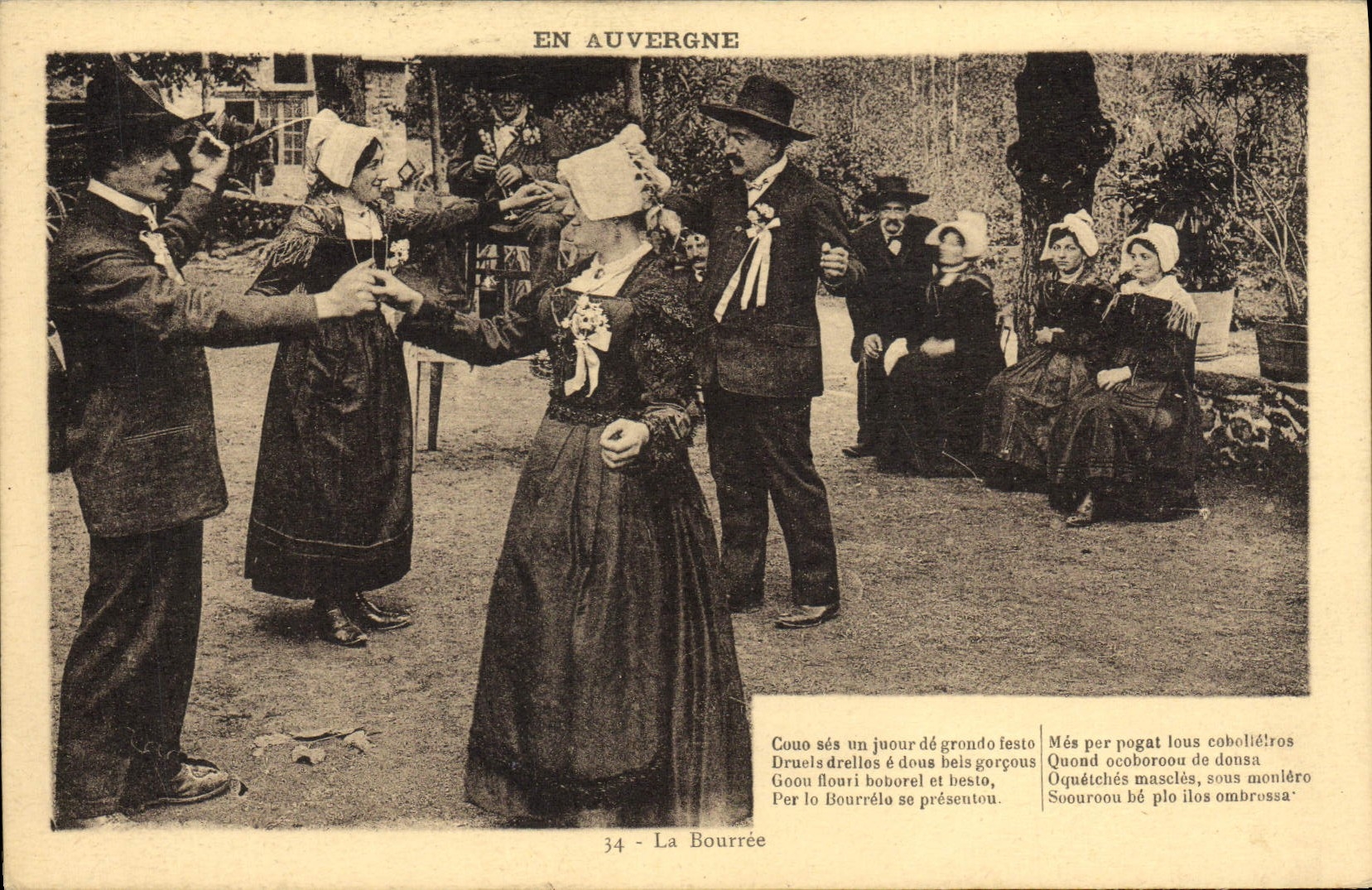 CPA En Auvergne La bourre Folklore 