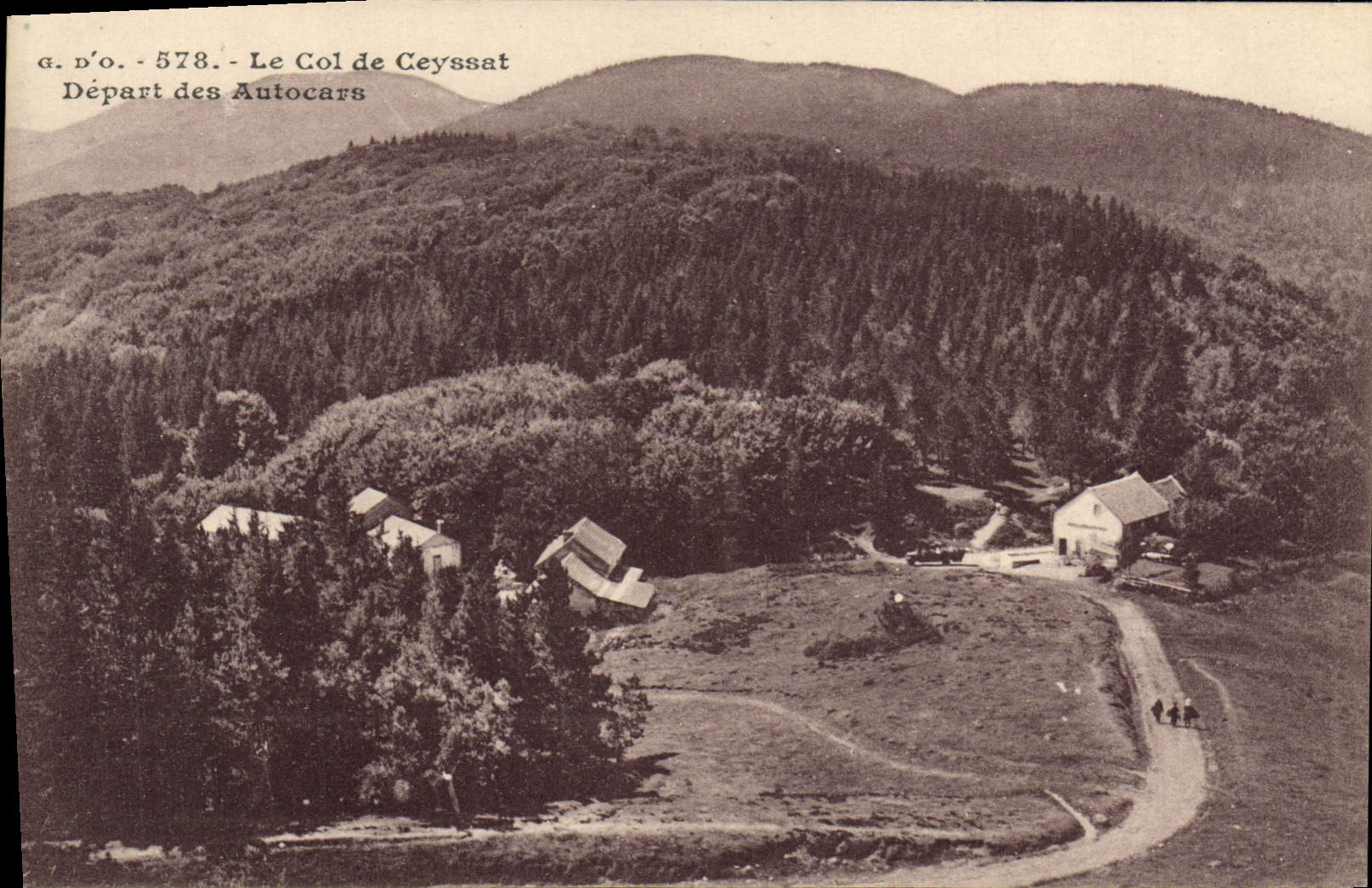 CPA Le Col de Ceyssat Depart des Autocars