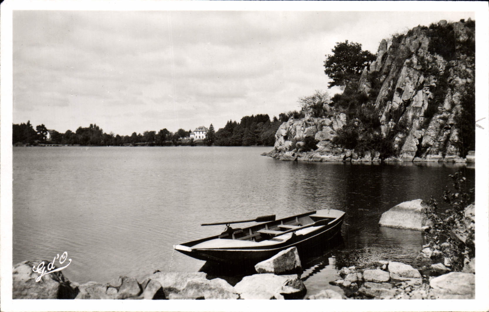 VINTAGE POSTCARD Auvergne Lake Tazenat Serviere Rock