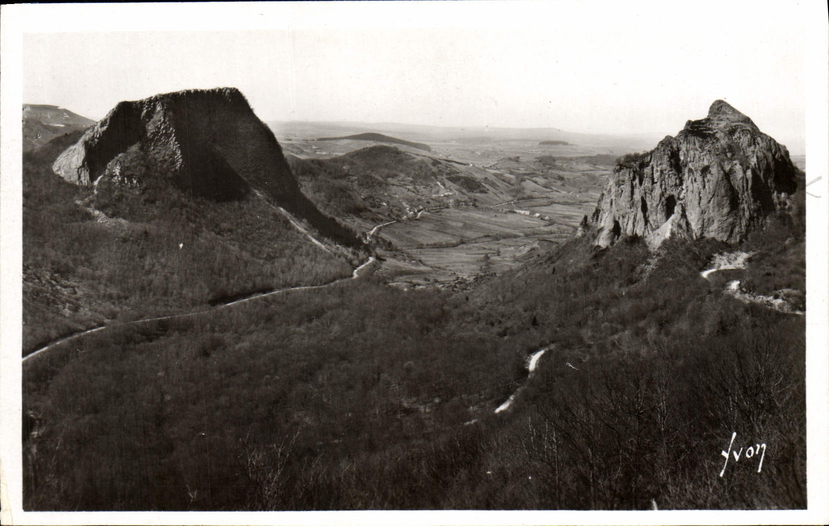 CPA Environs Mont Dore Les roches Sanadoire et la vallee de la Sioule