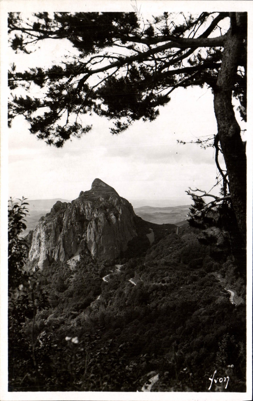 VINTAGE POSTCARD Environs Mount Gilds the Tuilliere rocks