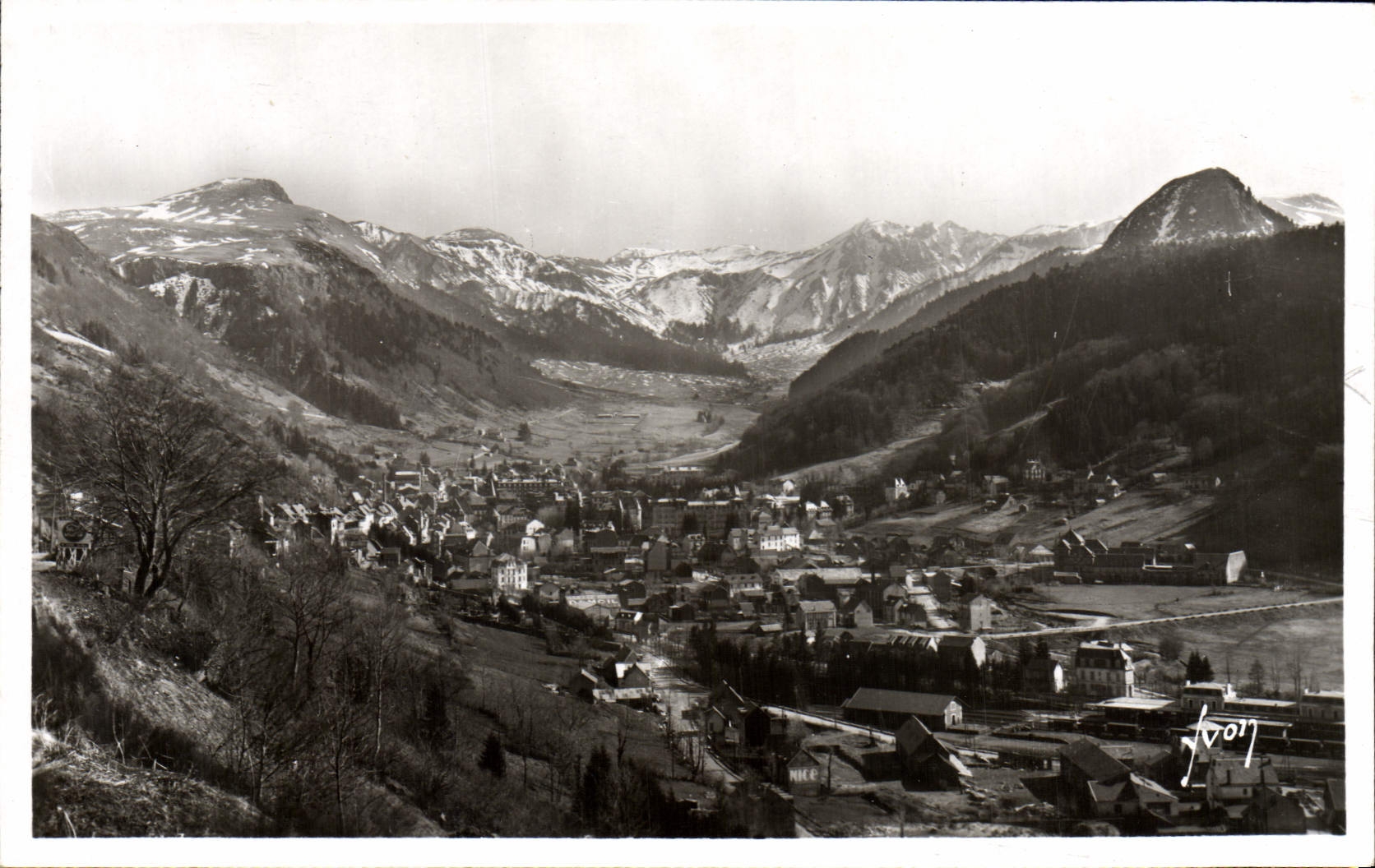 CPA Le Mont Dore La ville et la vallee de la Dordogne