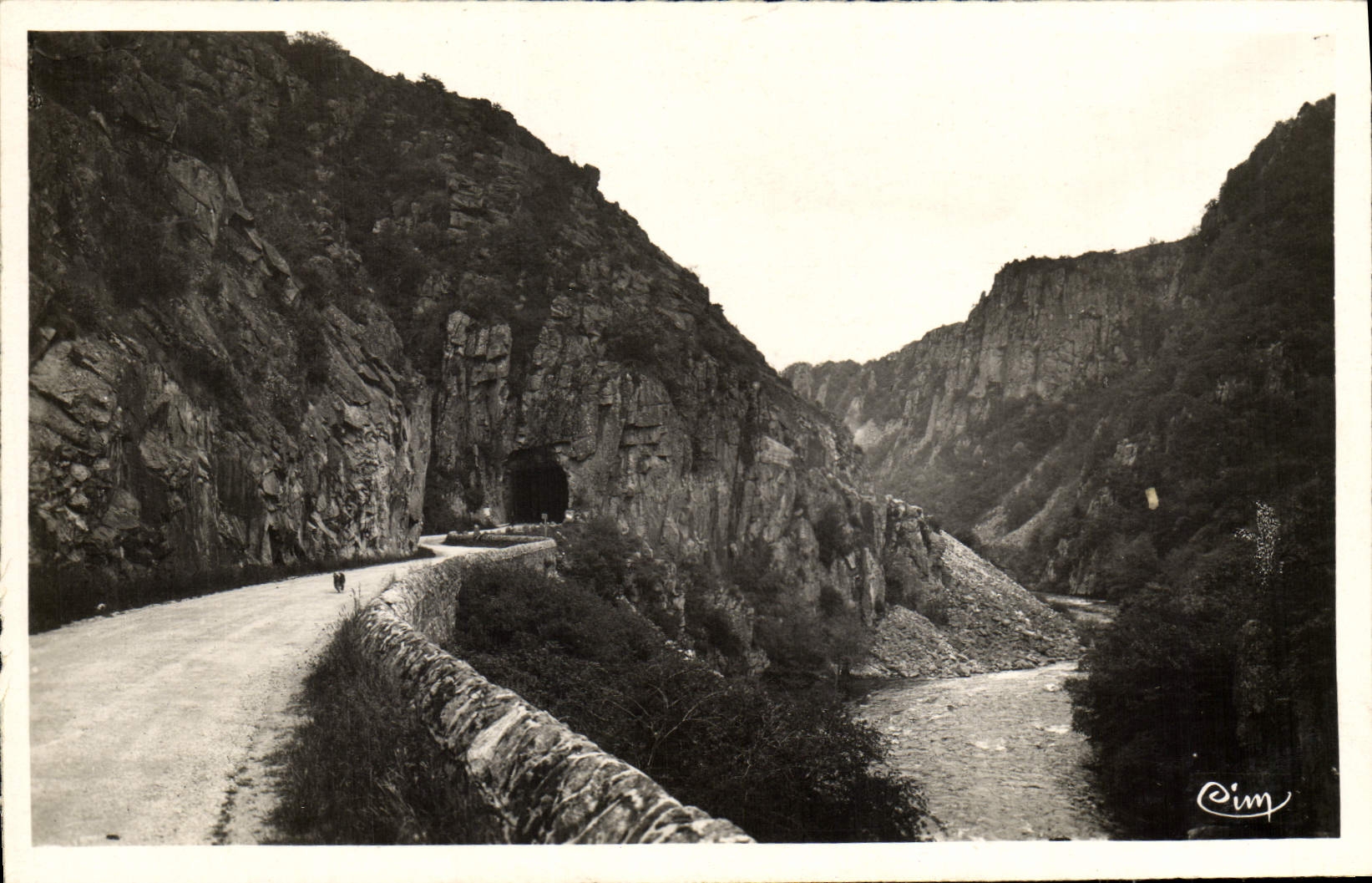 VINTAGE POSTCARD Chouvigny Falls of the Entry of the Tunnel of Chouvigny