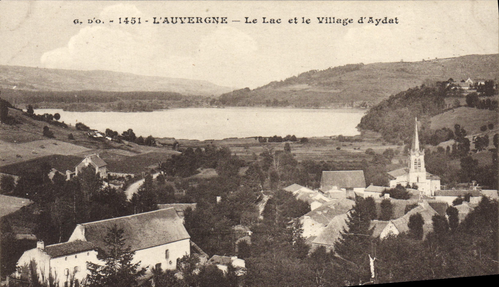 VINTAGE POSTCARD Auvergne the Lake and the Town of Aydat