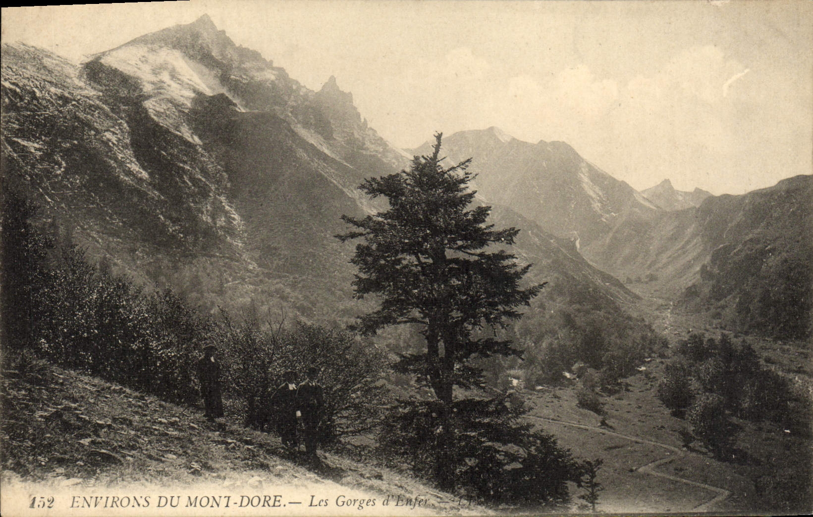 VINTAGE POSTCARD Environs of the Mount Gilds the Falls