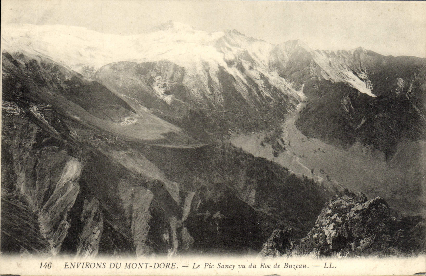 CPA Environs du Mont Dore Le Pic Sancy vu du roc de Buzeau