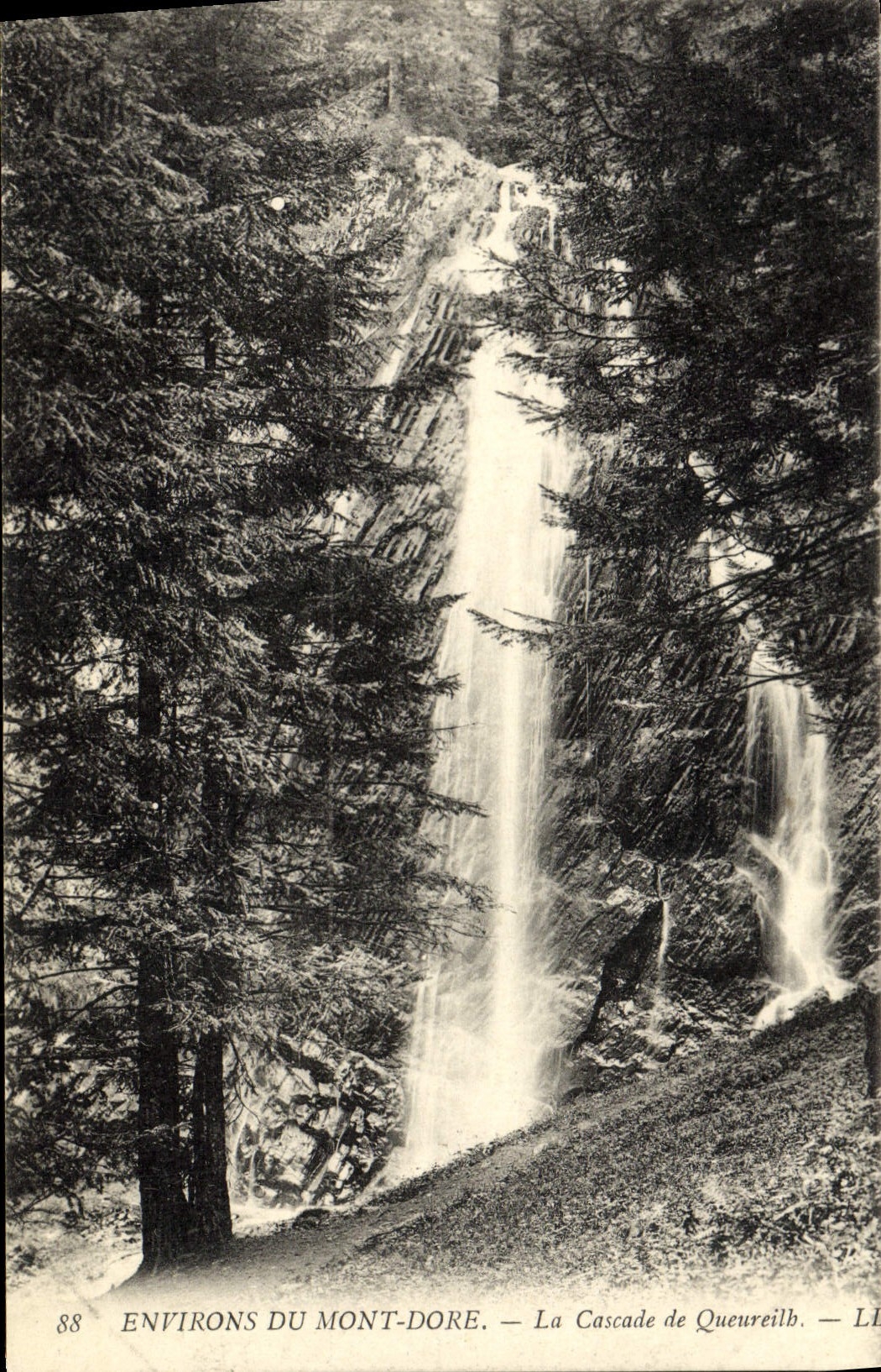 VINTAGE POSTCARD Environs Of the Mount Gilds the Cascade of Queureilh