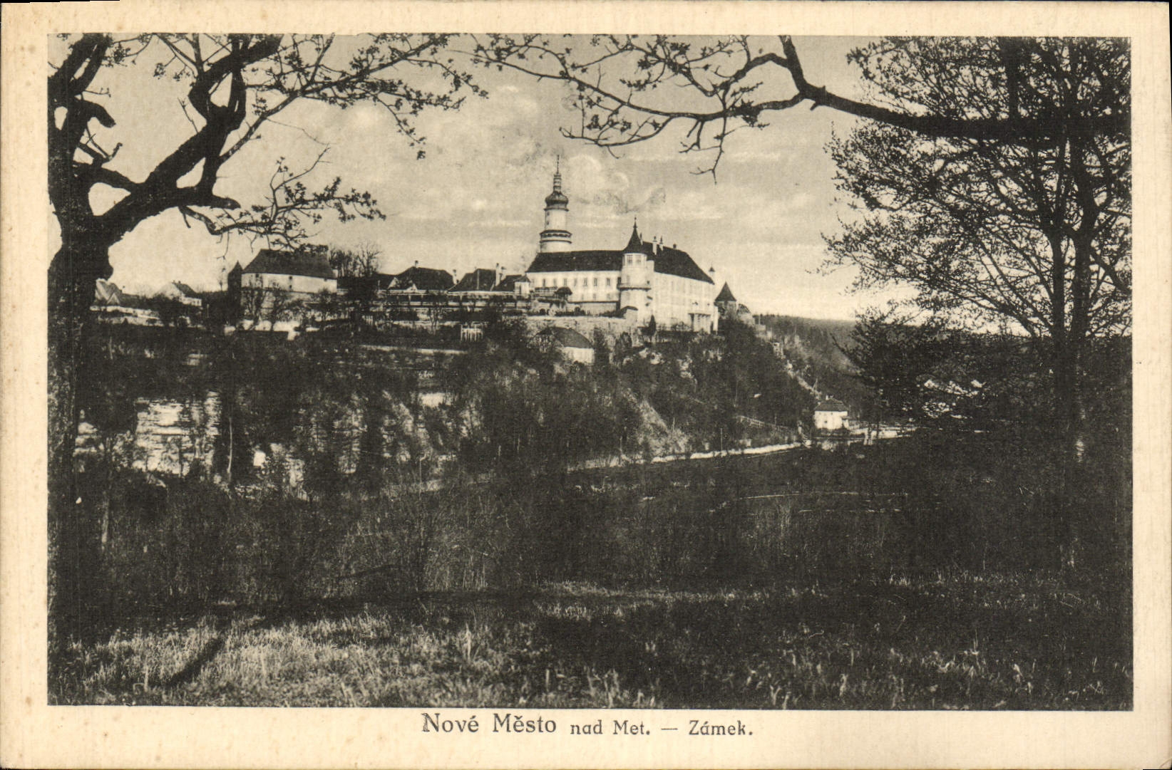 La POSTAL Nove Mesto Nad de la VENDIMIA pone Zamek