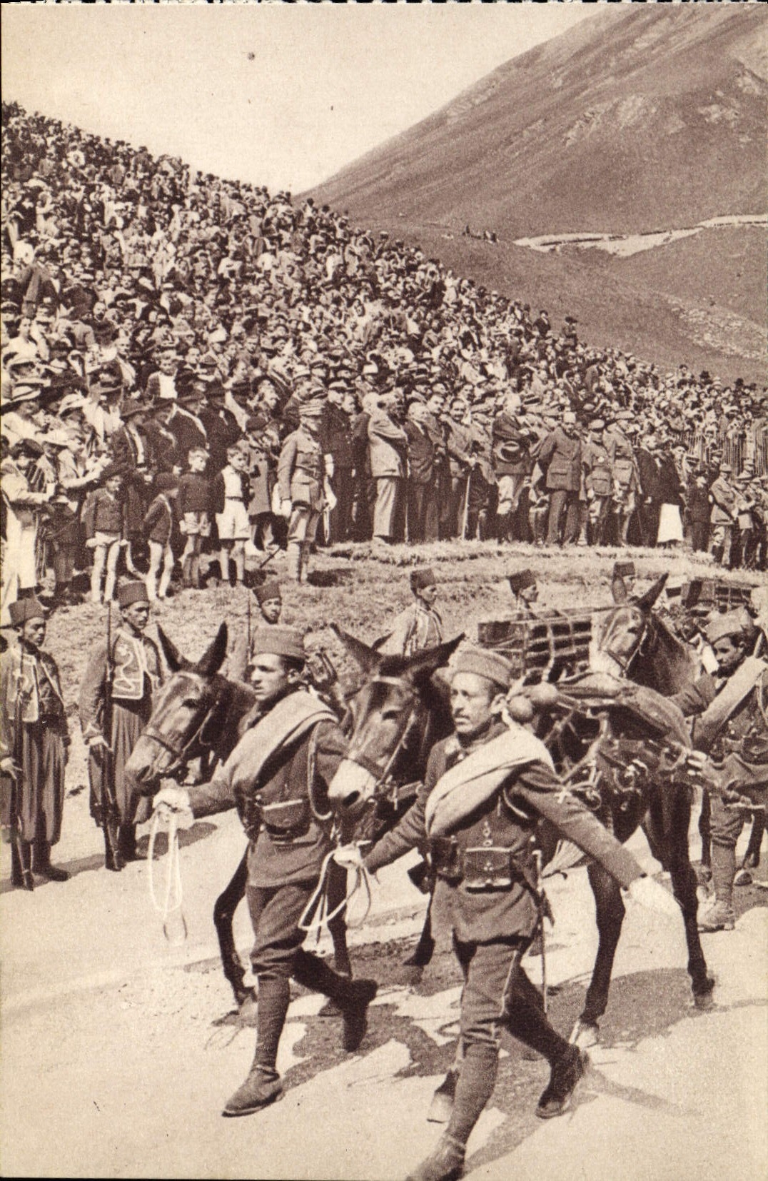 VINTAGE POSTCARD Thousands Of French Are Go up To the Collar Of Lautaret To acclaim the Militaria Army there