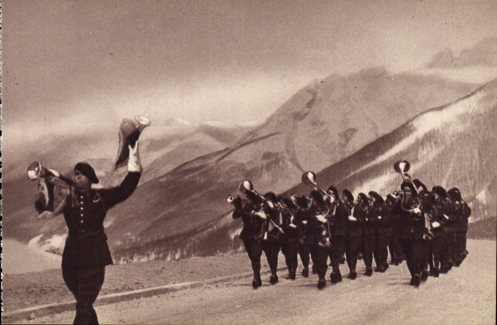 VINTAGE POSTCARD Brass band Of Militaria Alpine hunters