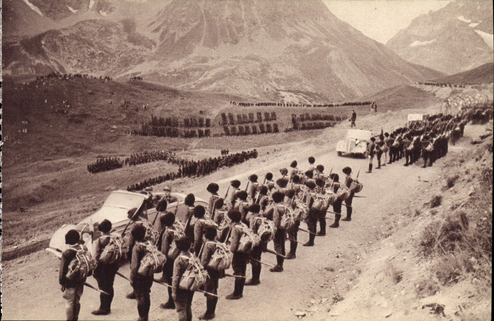 CPA Manoeuvres Du Galibier La Revue Finale Chasseurs alpins Militaria