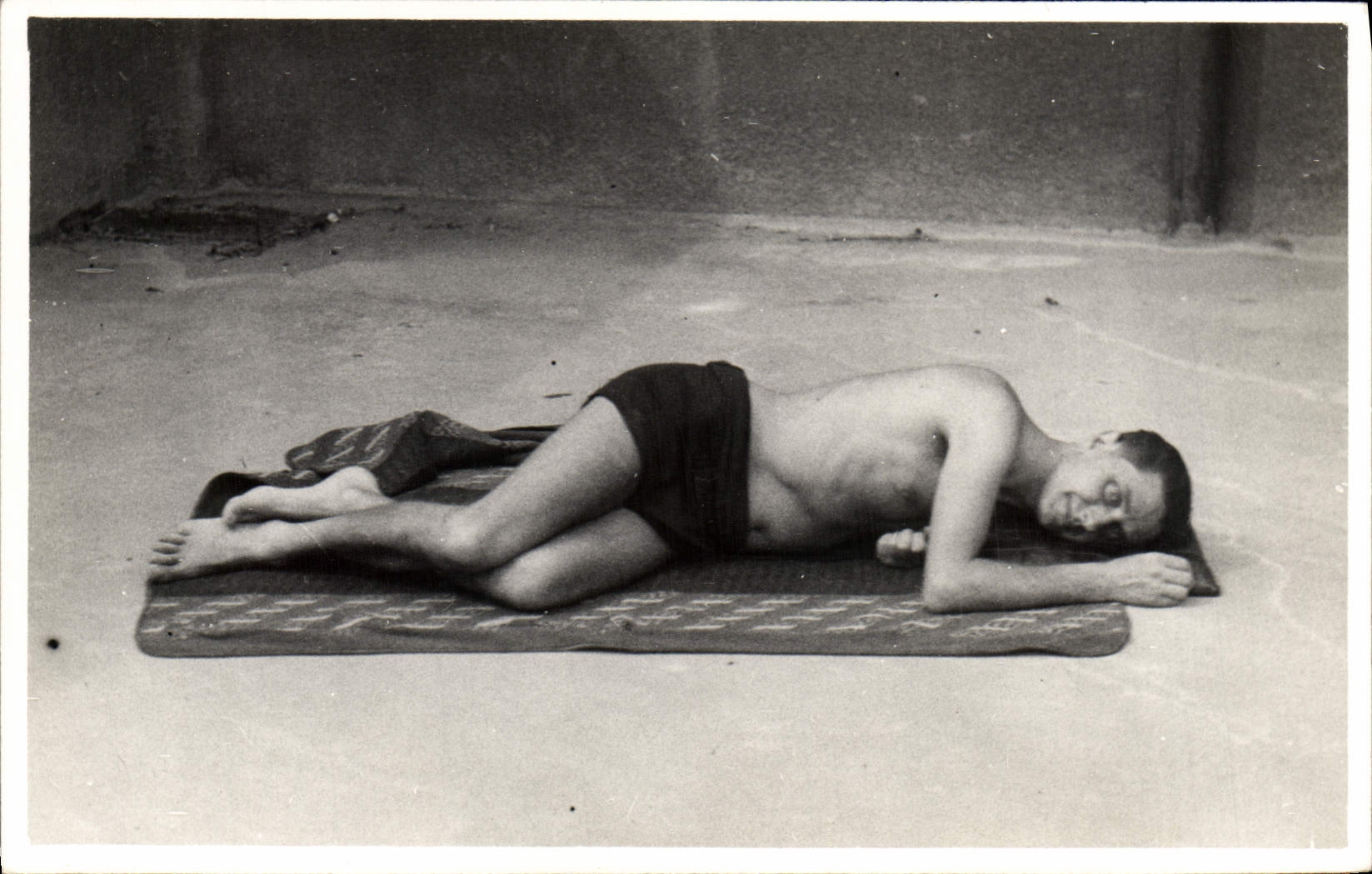 CARTE PHOTO Homme en maillot de bain