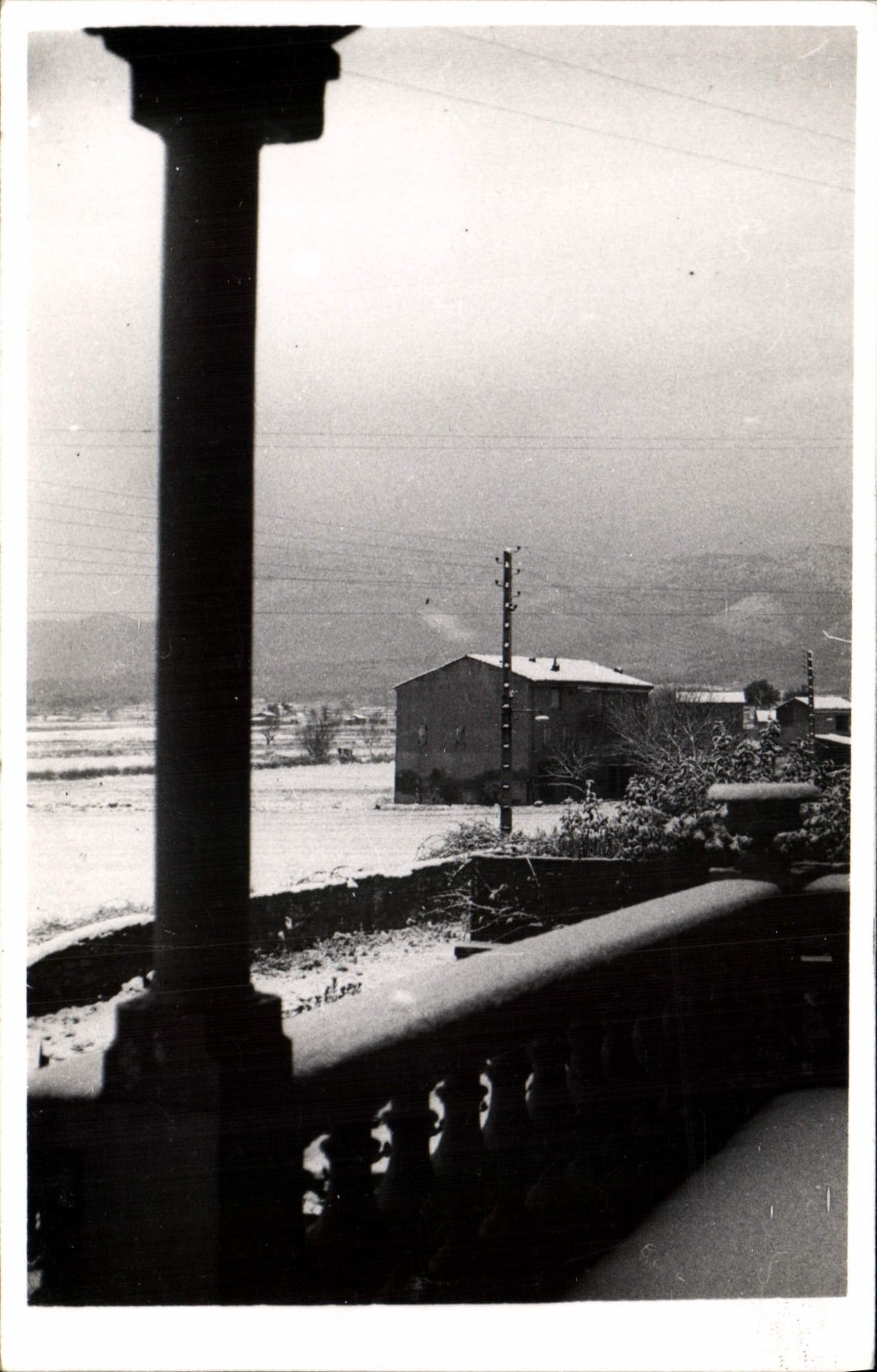 Real photo House under snow