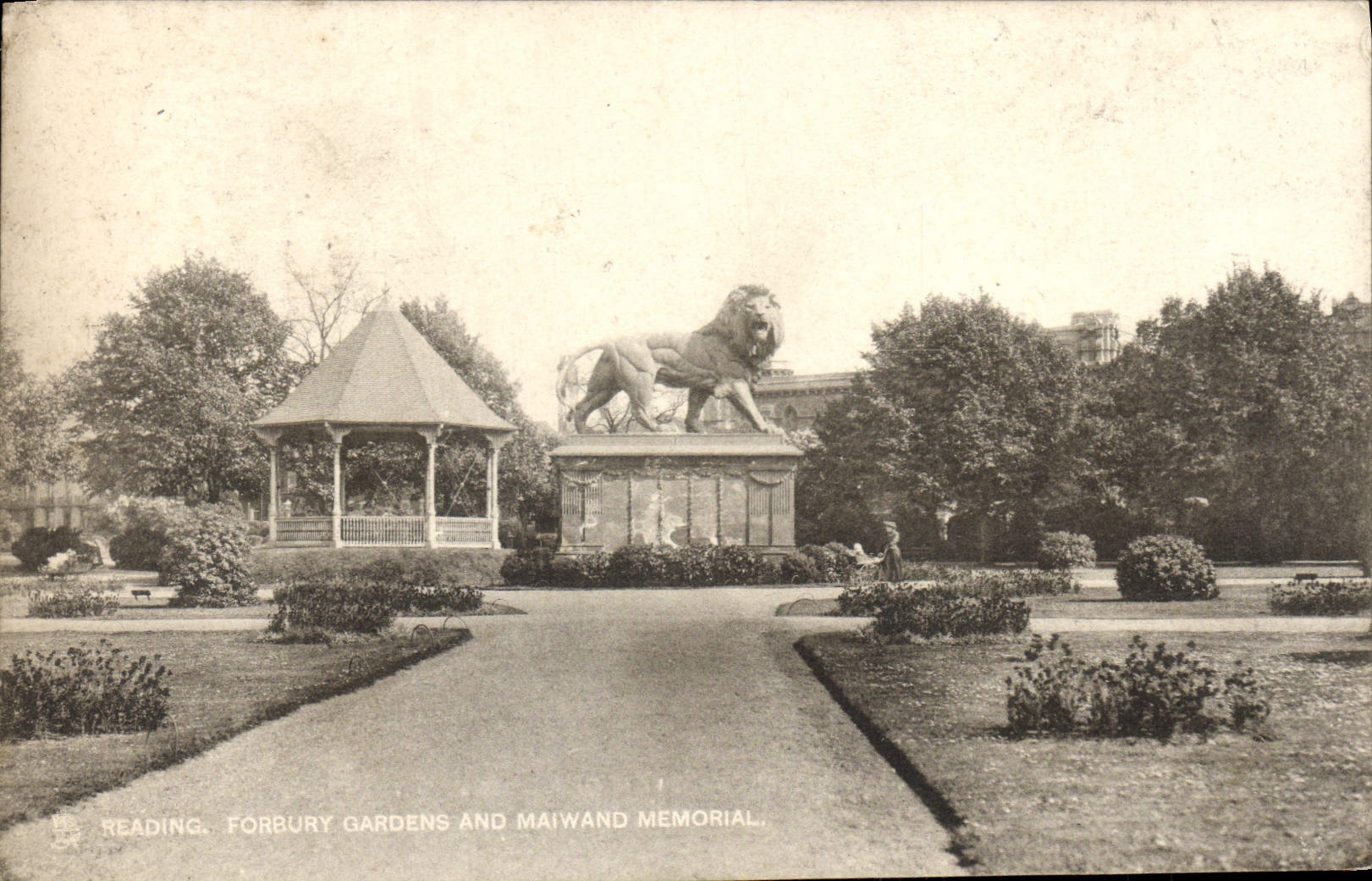 Jardines de Forbury de la lectura de la POSTAL de la VENDIMIA y león del monumento de Maiwand