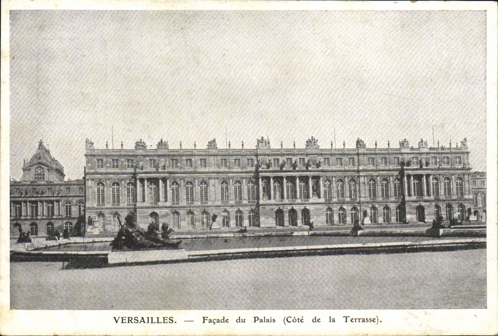 VINTAGE POSTCARD Versailles Facade Of the Palate Dimensions terrace