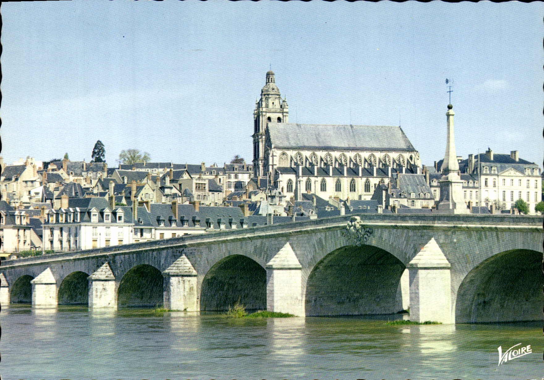 CPM Les Merveilles Du Val De Loire Blois Le Pont Sur La Loire Et La Cathedrale Saint Louis