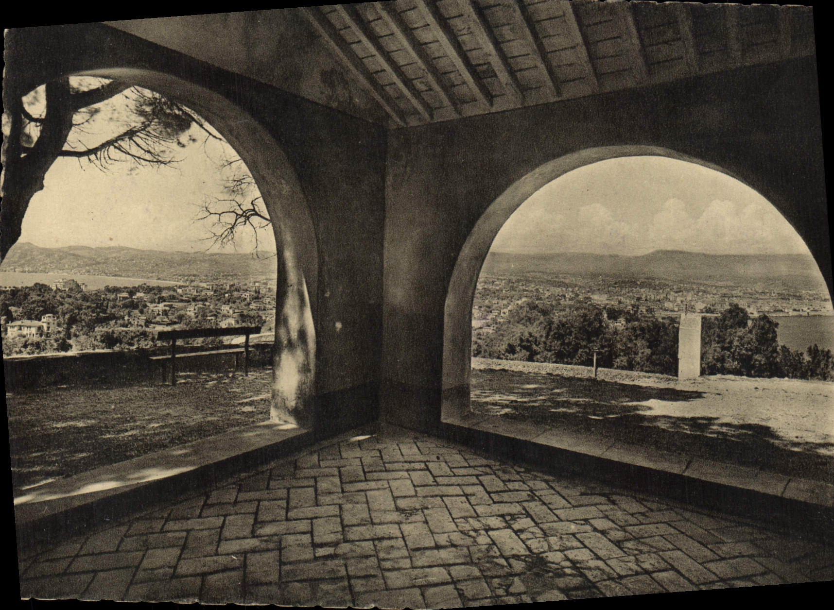 CPM Cap d'Antibes Notre Dame De La Garoupe Le Porche De La Chapelle