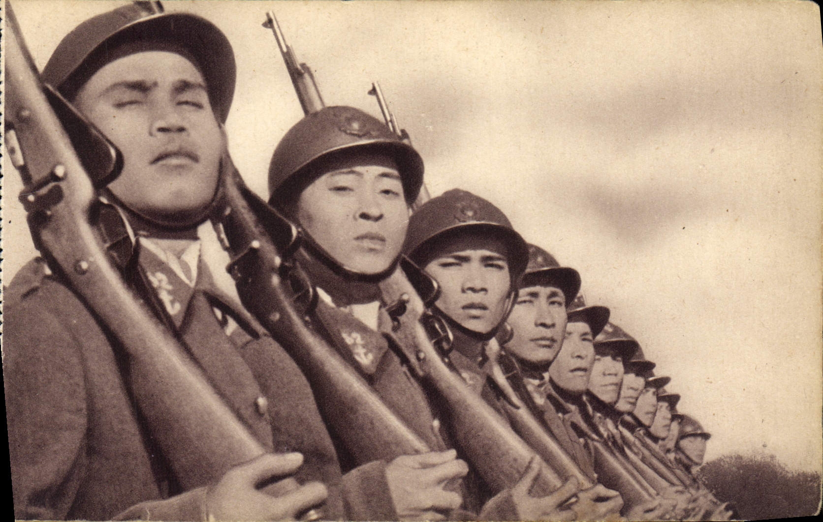 CPA Troupes Coloniales Tirailleurs indo chinois Militaria