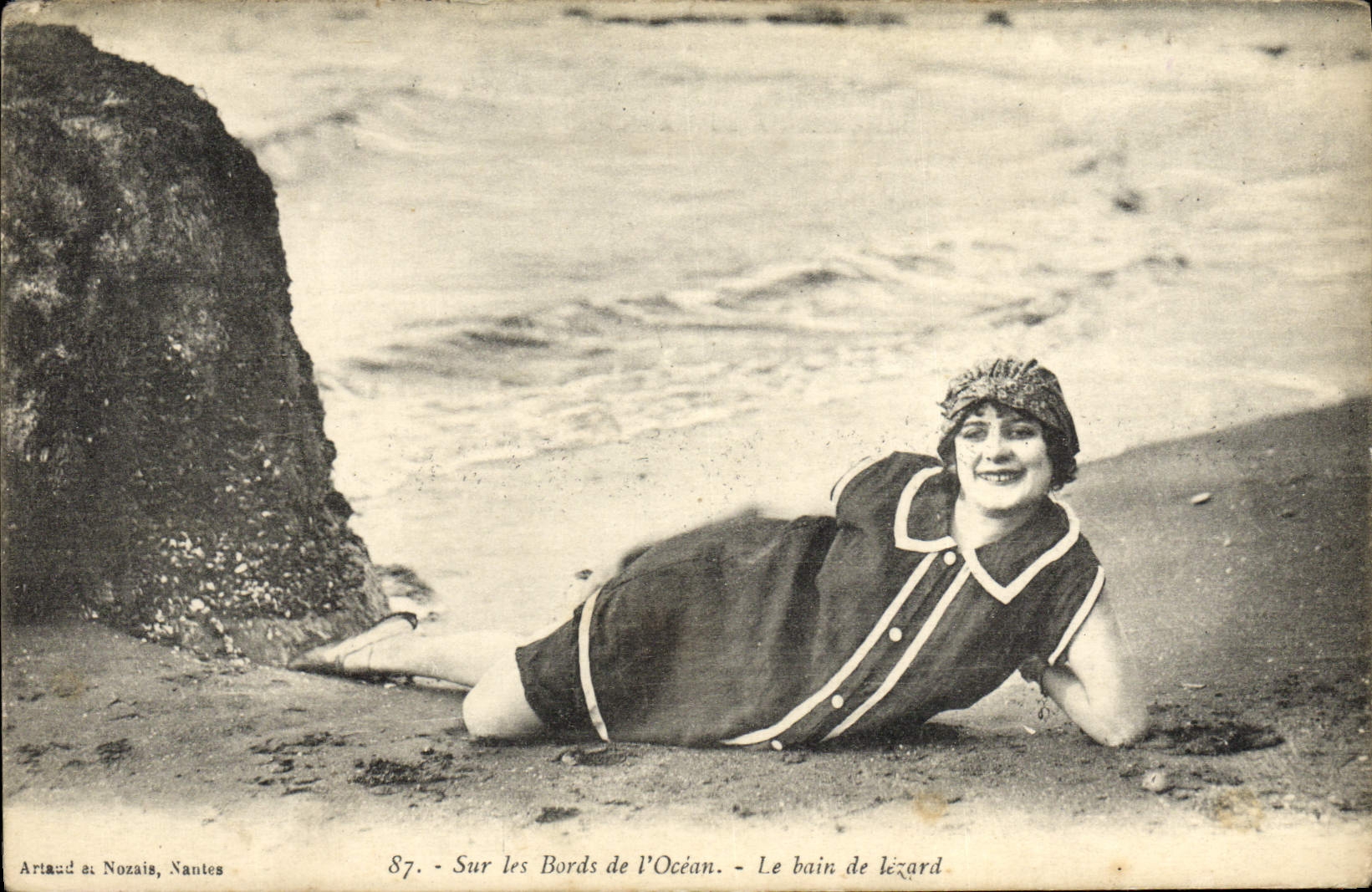VINTAGE POSTCARD On the Edges Of the Ocean the Bath Of Lizard Woman Bathing suit