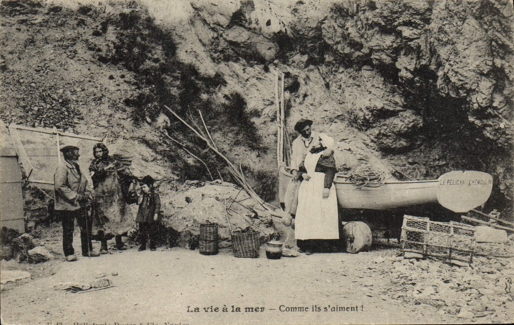 CPA La Vie A La Mer Comme Ils S'Aiment Femme Folklore Bateau Le pelican Chemoulin Peche Pecheur