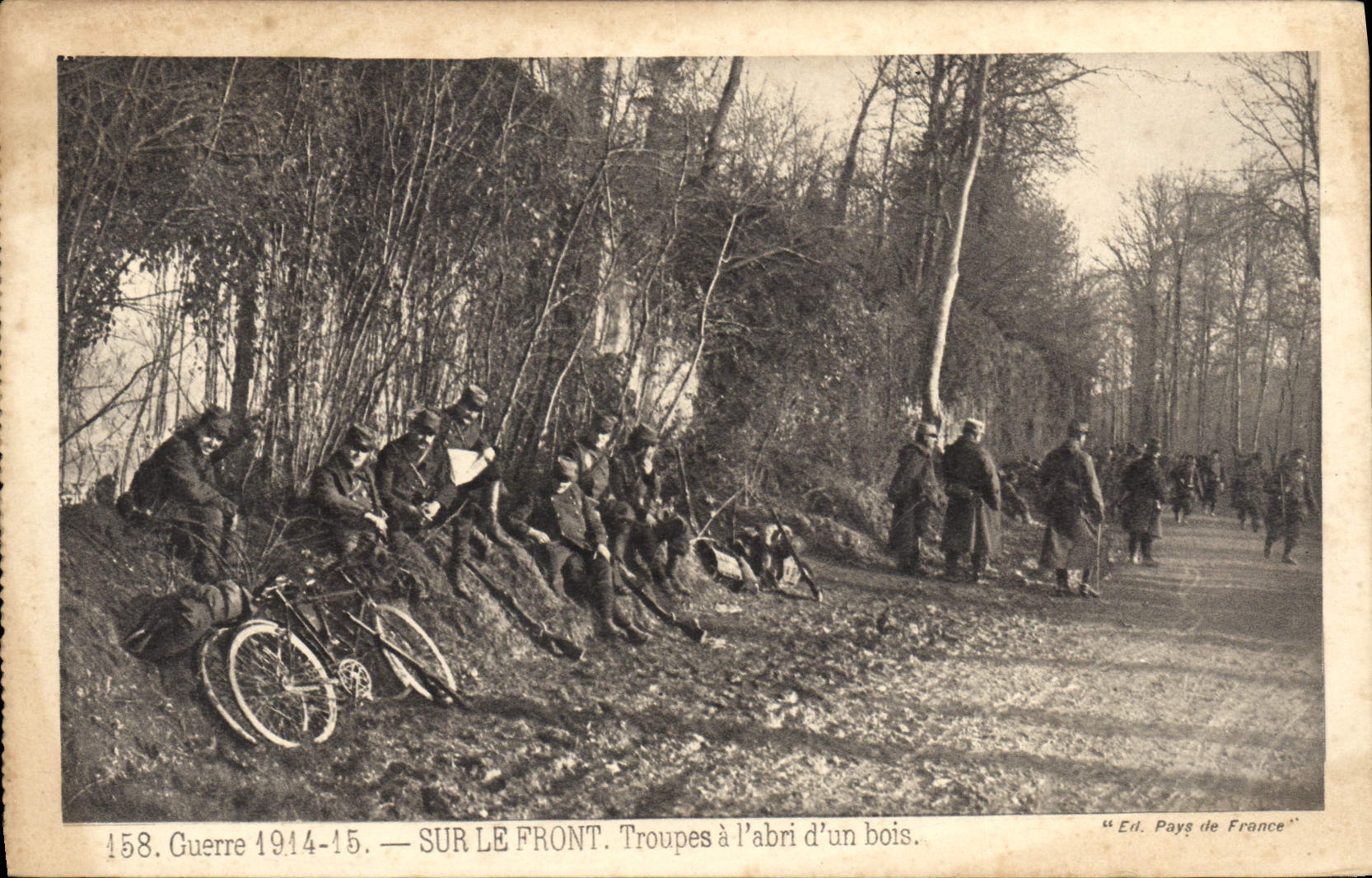 VINTAGE POSTCARD Guerre On the Face Troops Safe from a Wood Militaria Velo Cycles