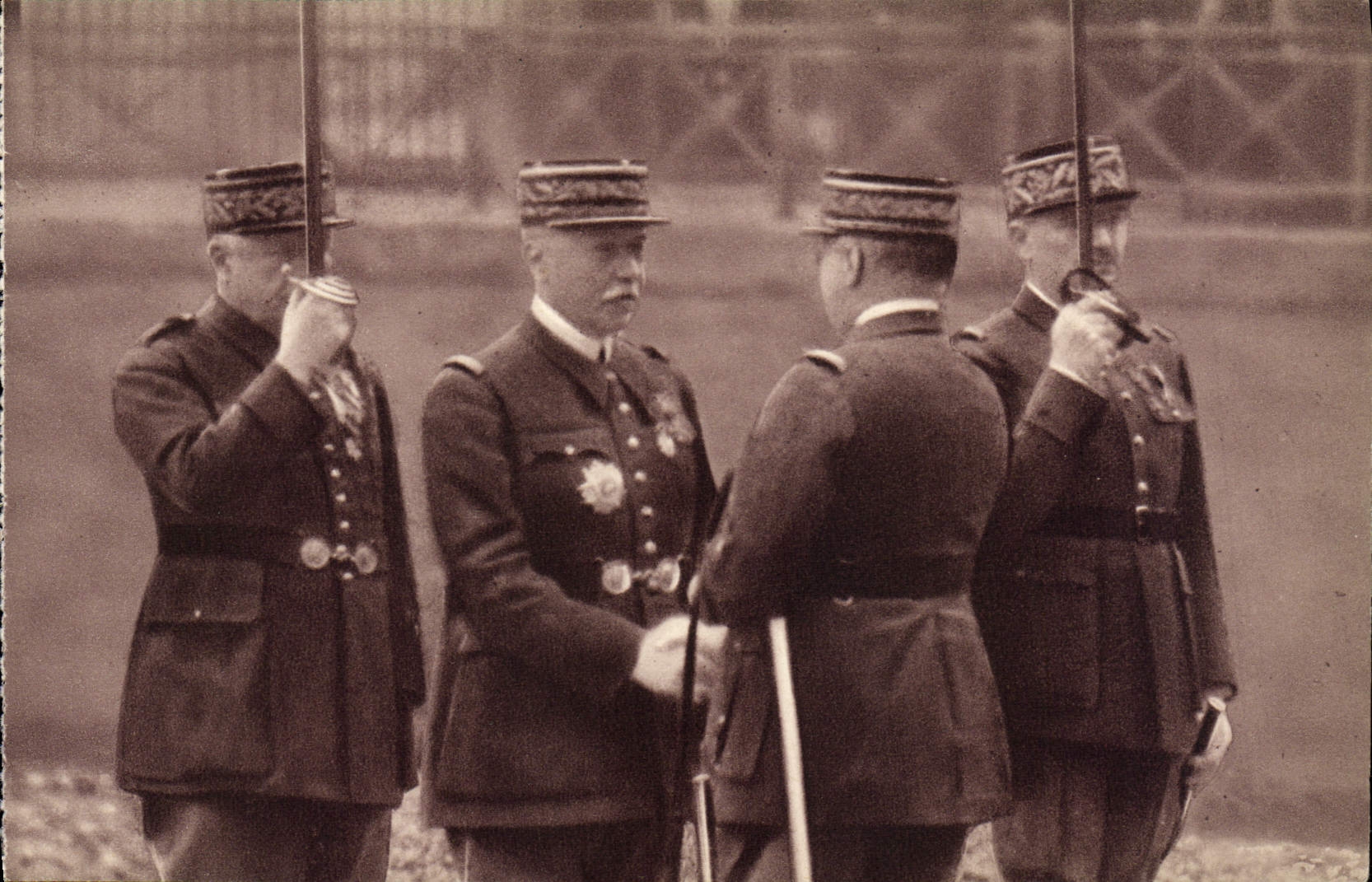 CPA Remise De Decorations Militaria 