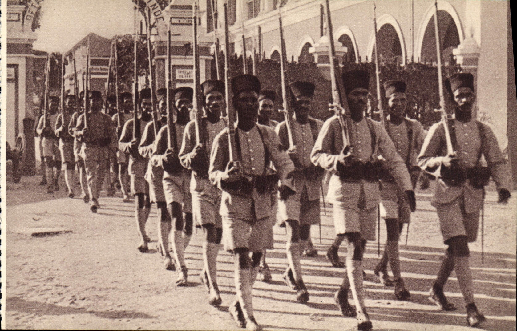 CPA Troupes Coloniales Cibayes de l'Inde Miltiaria