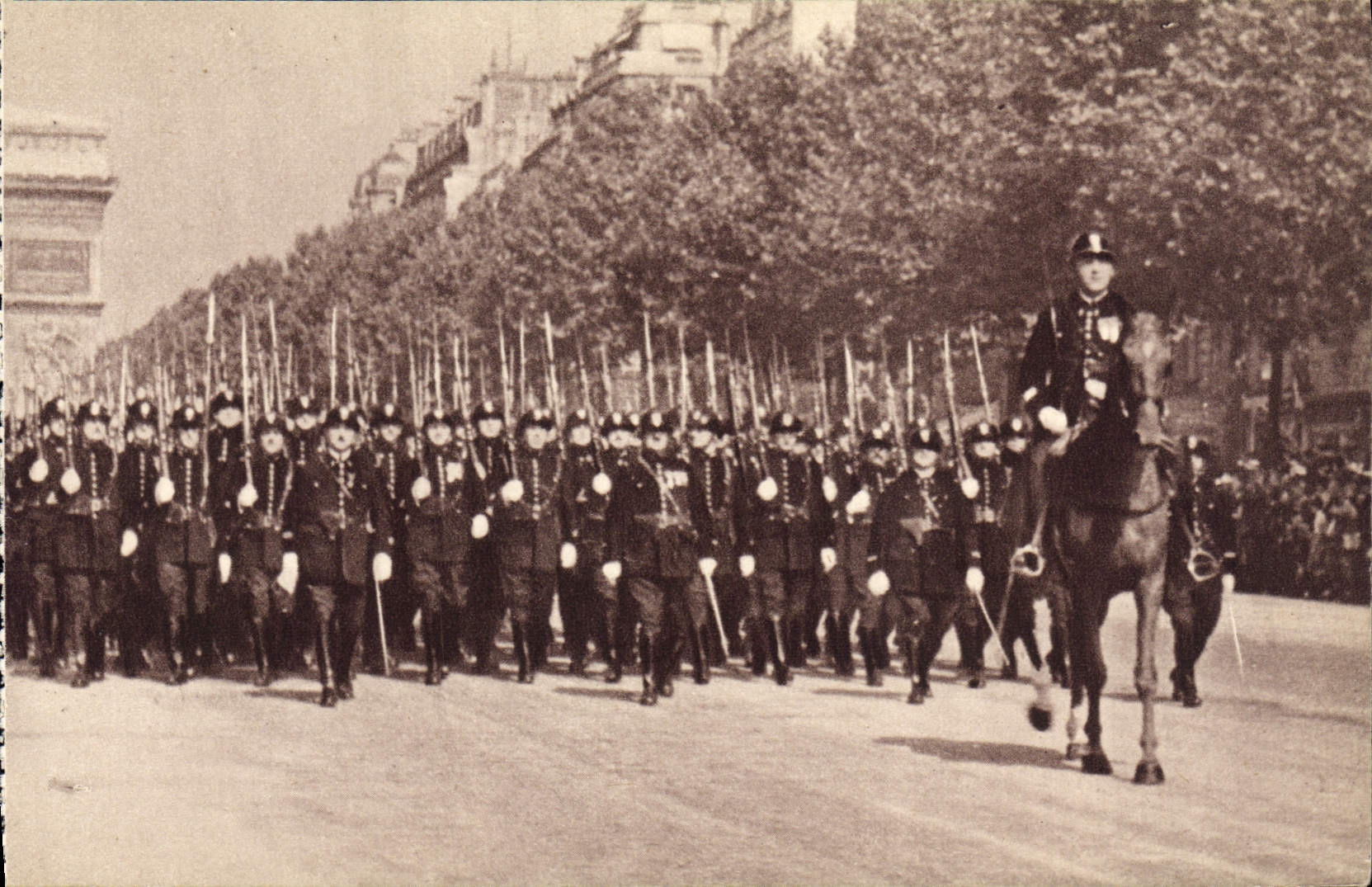 CPA Garde Republicaine Mobile Militaria Paris Arc de TRiomphe