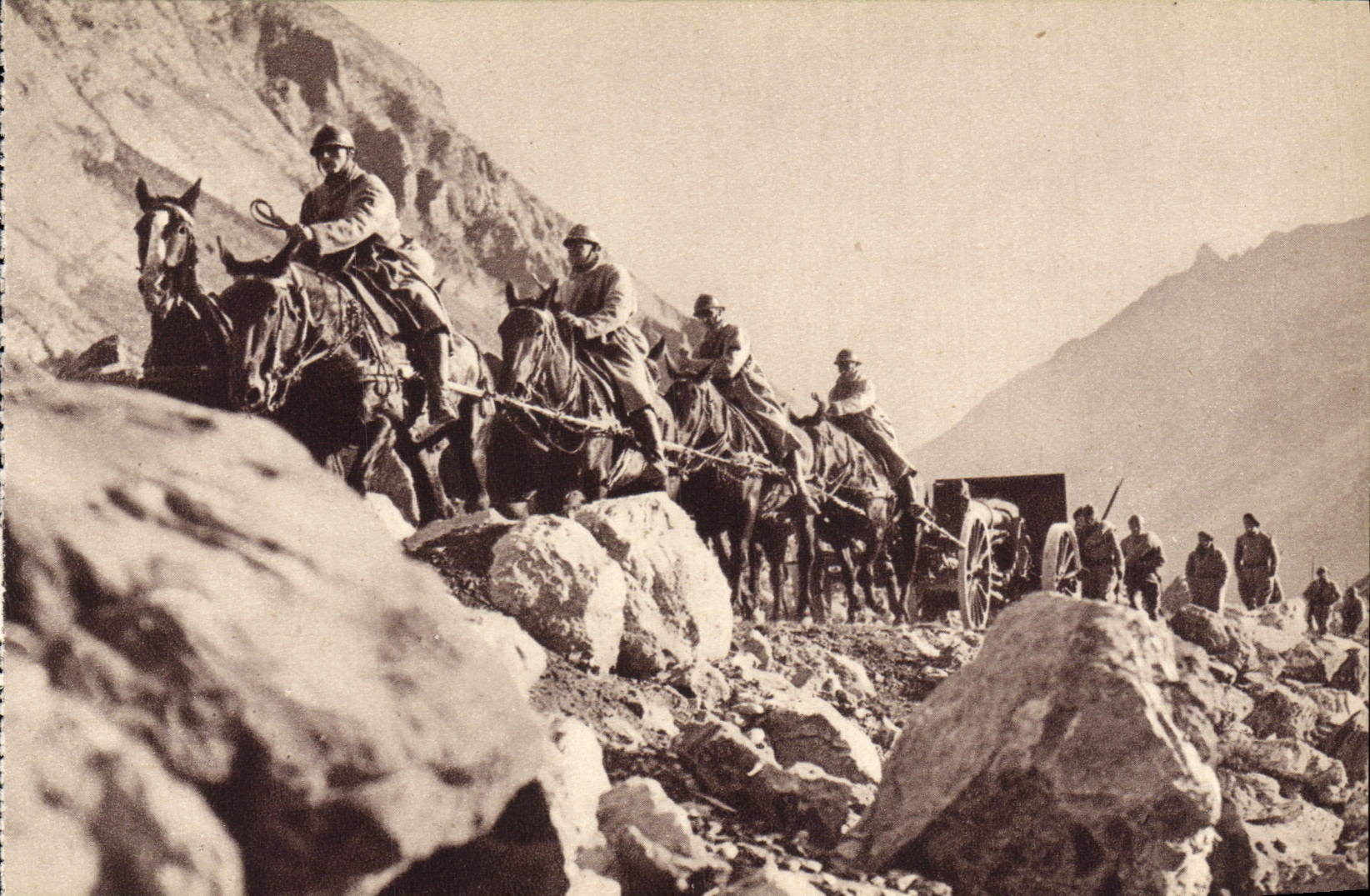 CPA La Recherche D'Une Position de Batterie en Montagne Militaria Chevaux Canon