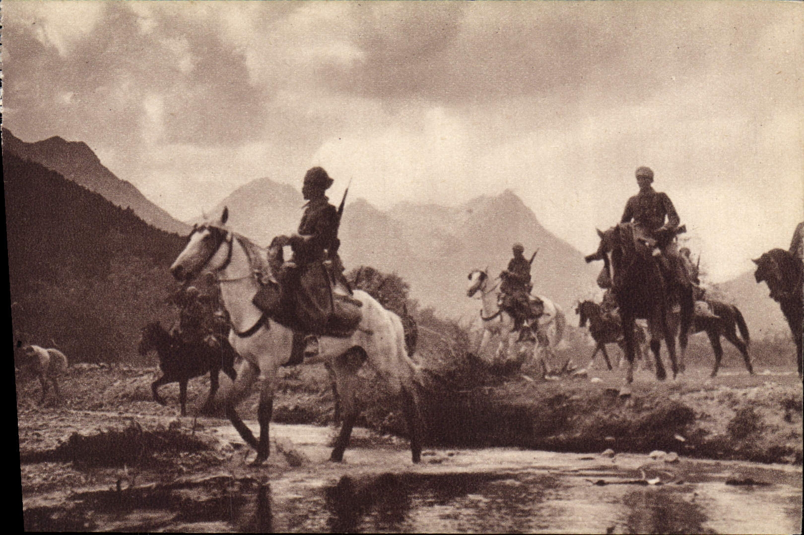 VINTAGE POSTCARD Spahis In Recognition Militaria Horses