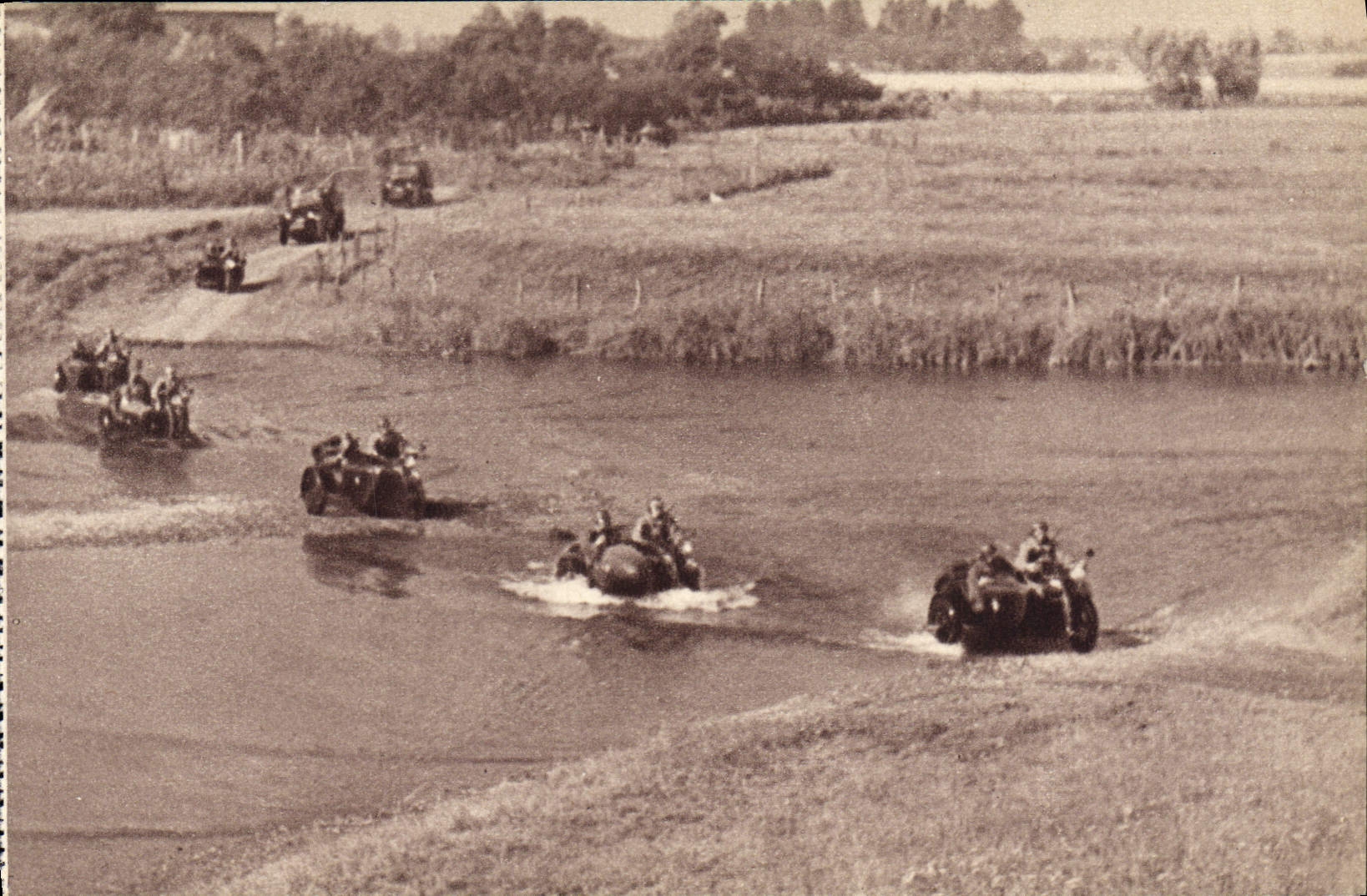 CPA Peloton Moto Passant un Gue Militaria
