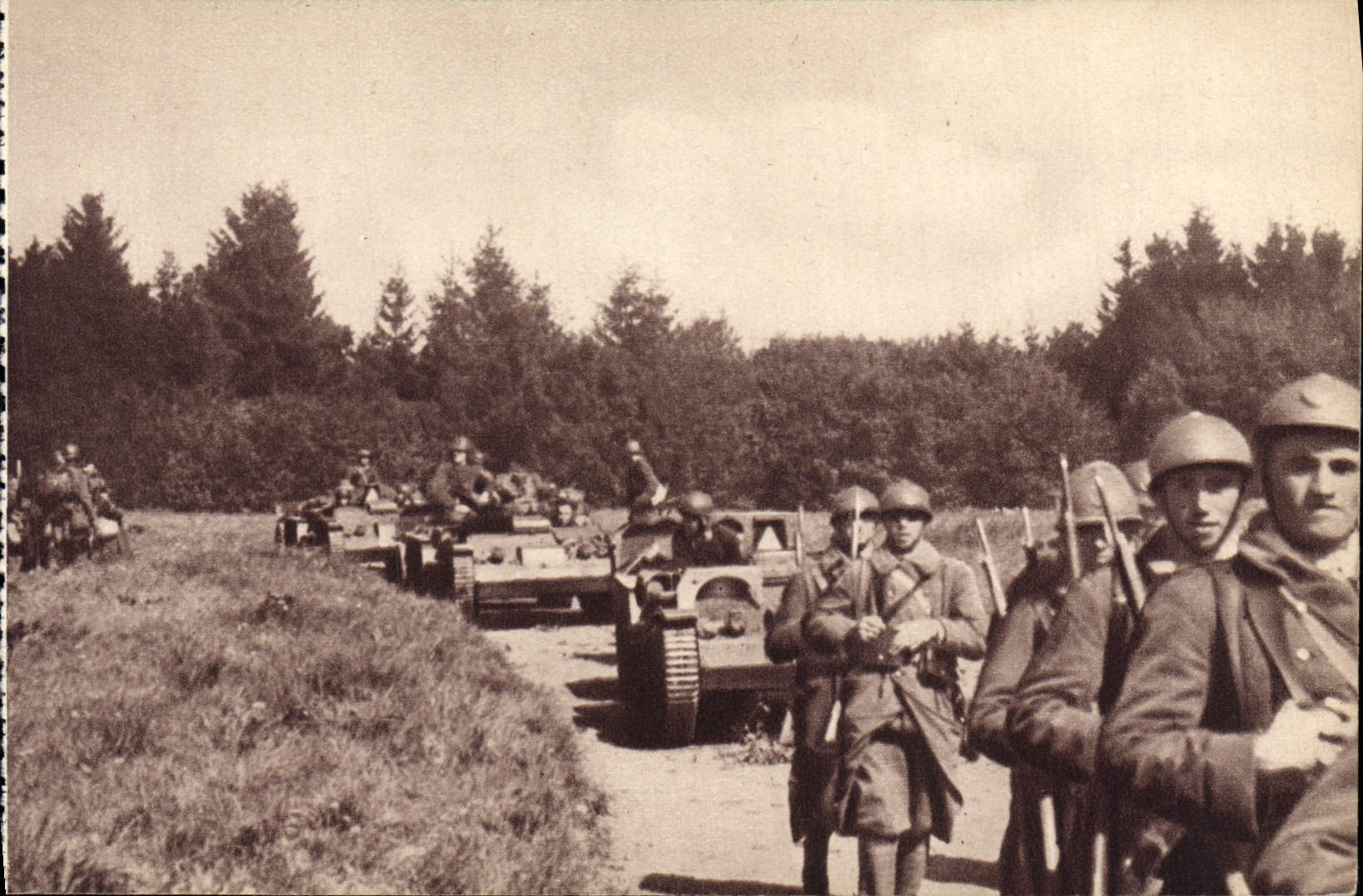 Infantería de la POSTAL de la VENDIMIA con sus orugas de Militaria